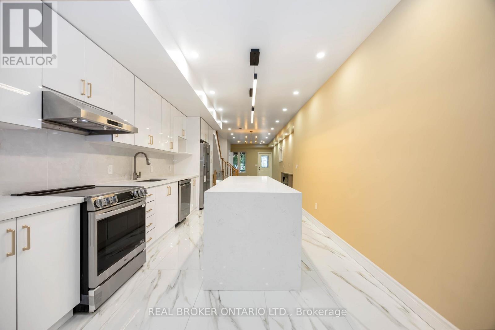 75 Harvie Avenue, Toronto (Corso Italia-Davenport), Ontario  M6E 4K4 - Photo 22 - W12408081