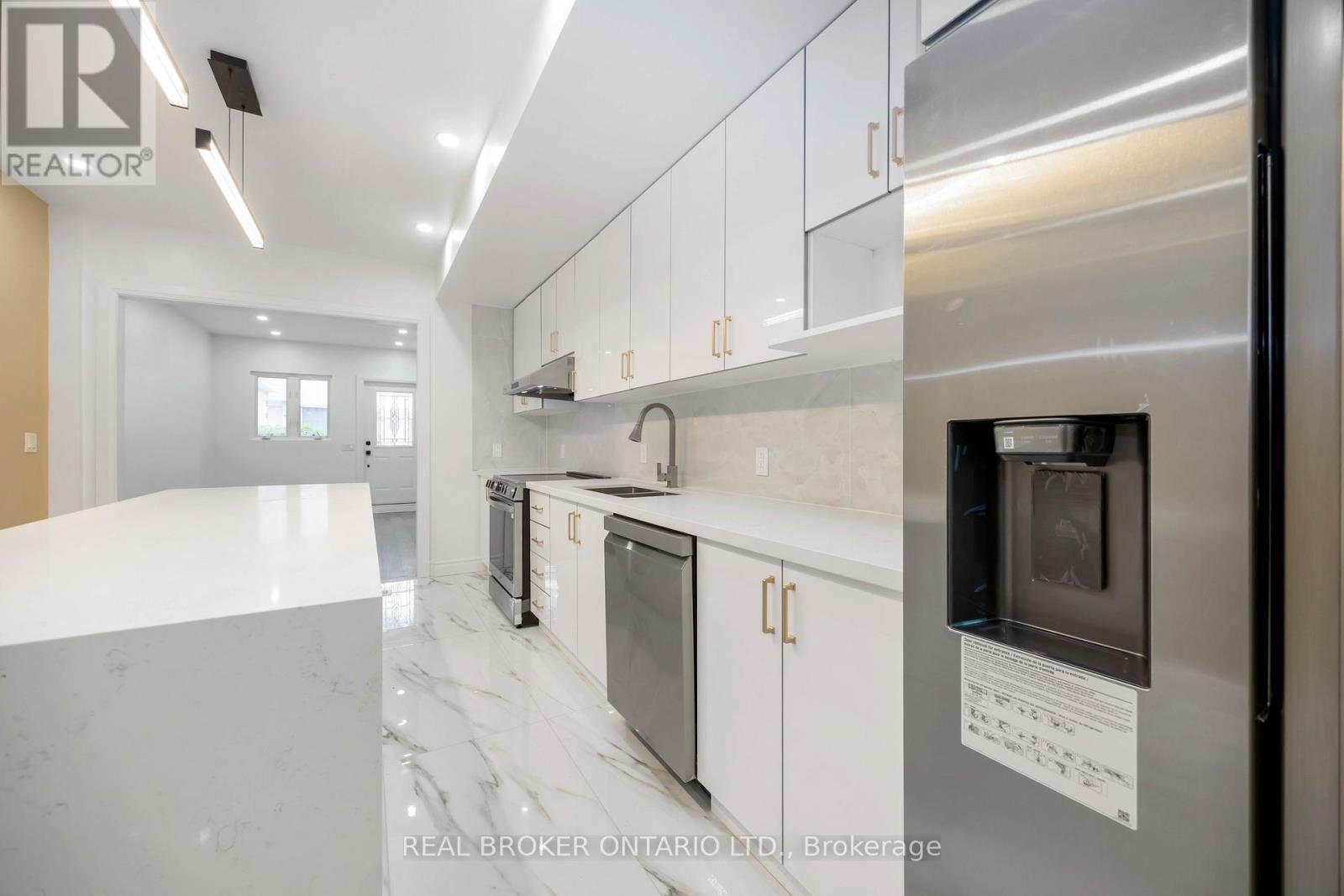 75 Harvie Avenue, Toronto (Corso Italia-Davenport), Ontario  M6E 4K4 - Photo 24 - W12408081