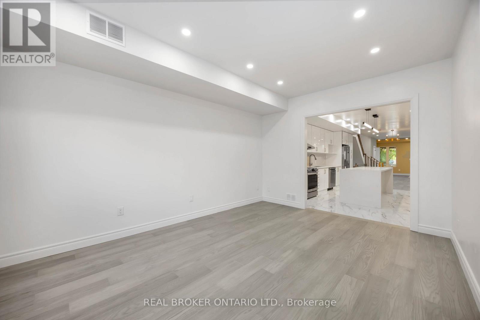 75 Harvie Avenue, Toronto (Corso Italia-Davenport), Ontario  M6E 4K4 - Photo 27 - W12408081