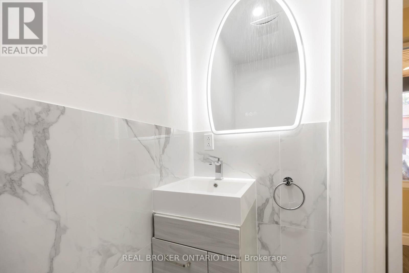 75 Harvie Avenue, Toronto (Corso Italia-Davenport), Ontario  M6E 4K4 - Photo 8 - W12408081