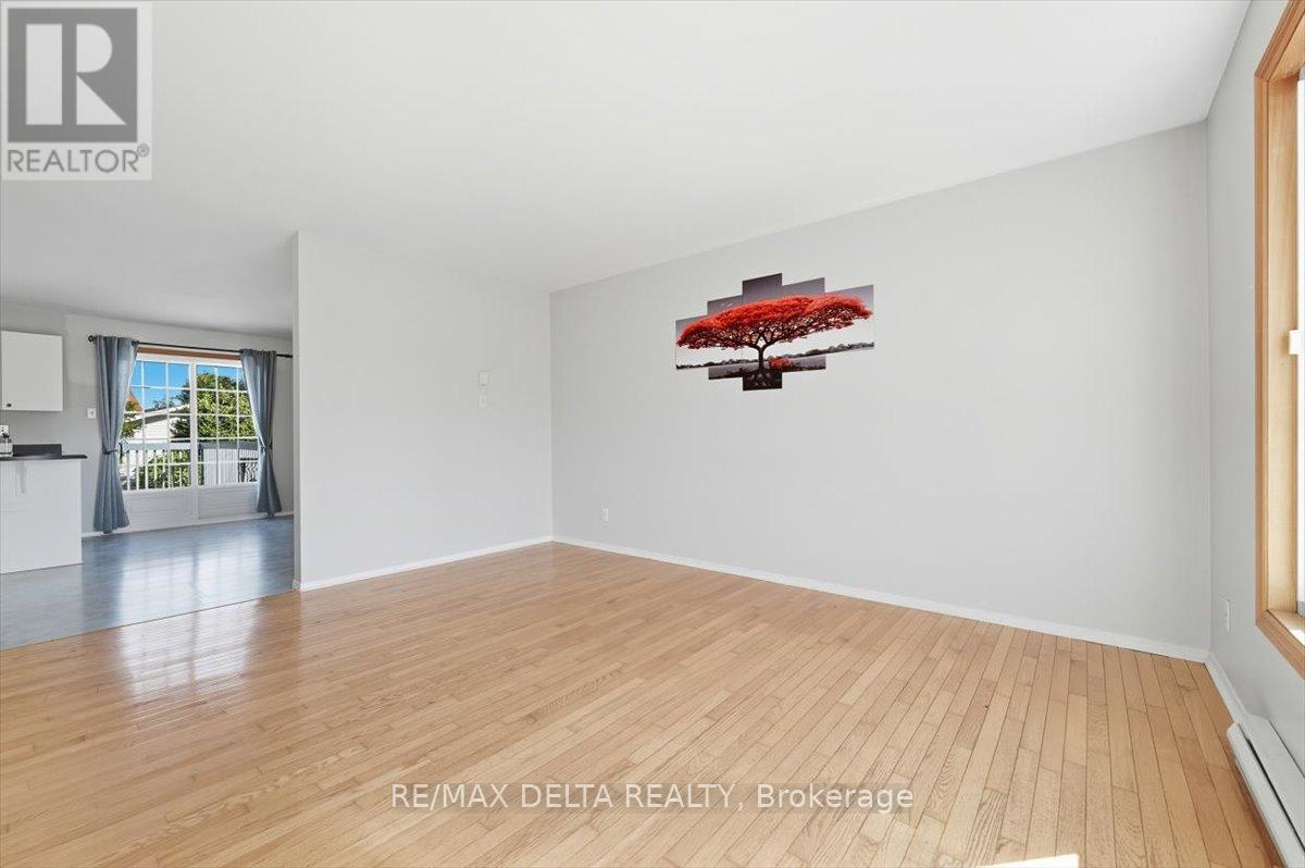 2768 Julie Street, Clarence-Rockland, Ontario  K4K 1M3 - Photo 7 - X12408123