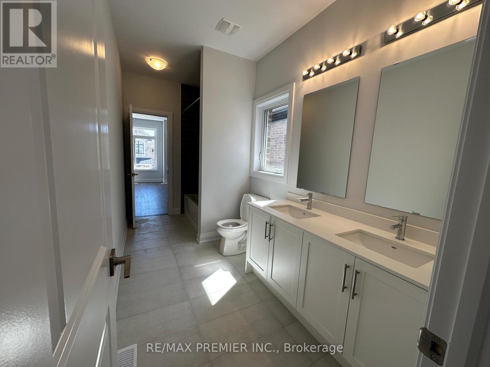 6 La Reine Avenue, Richmond Hill, Ontario  L4E 1N7 - Photo 11 - N12408126