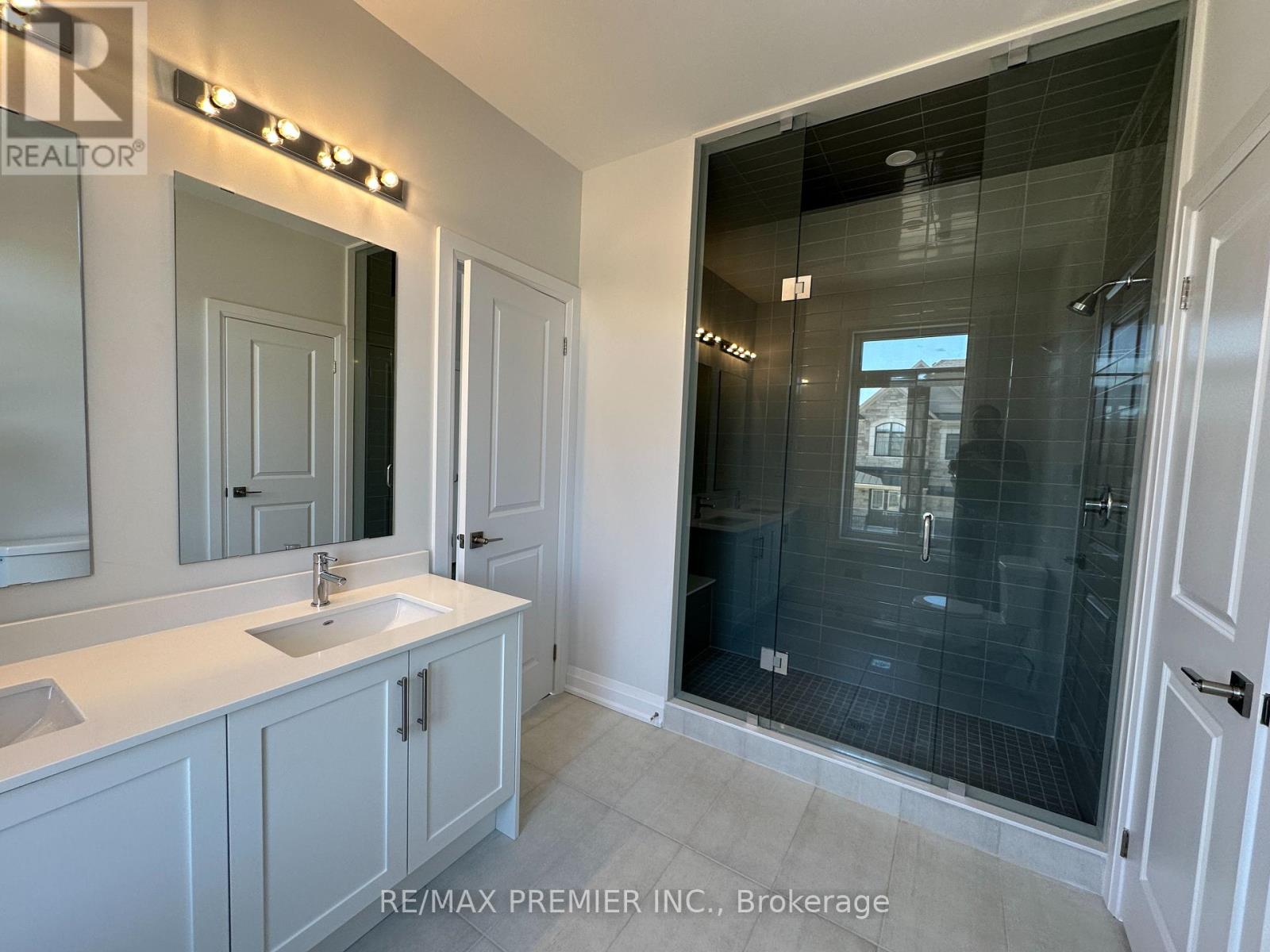 6 La Reine Avenue, Richmond Hill, Ontario  L4E 1N7 - Photo 15 - N12408126