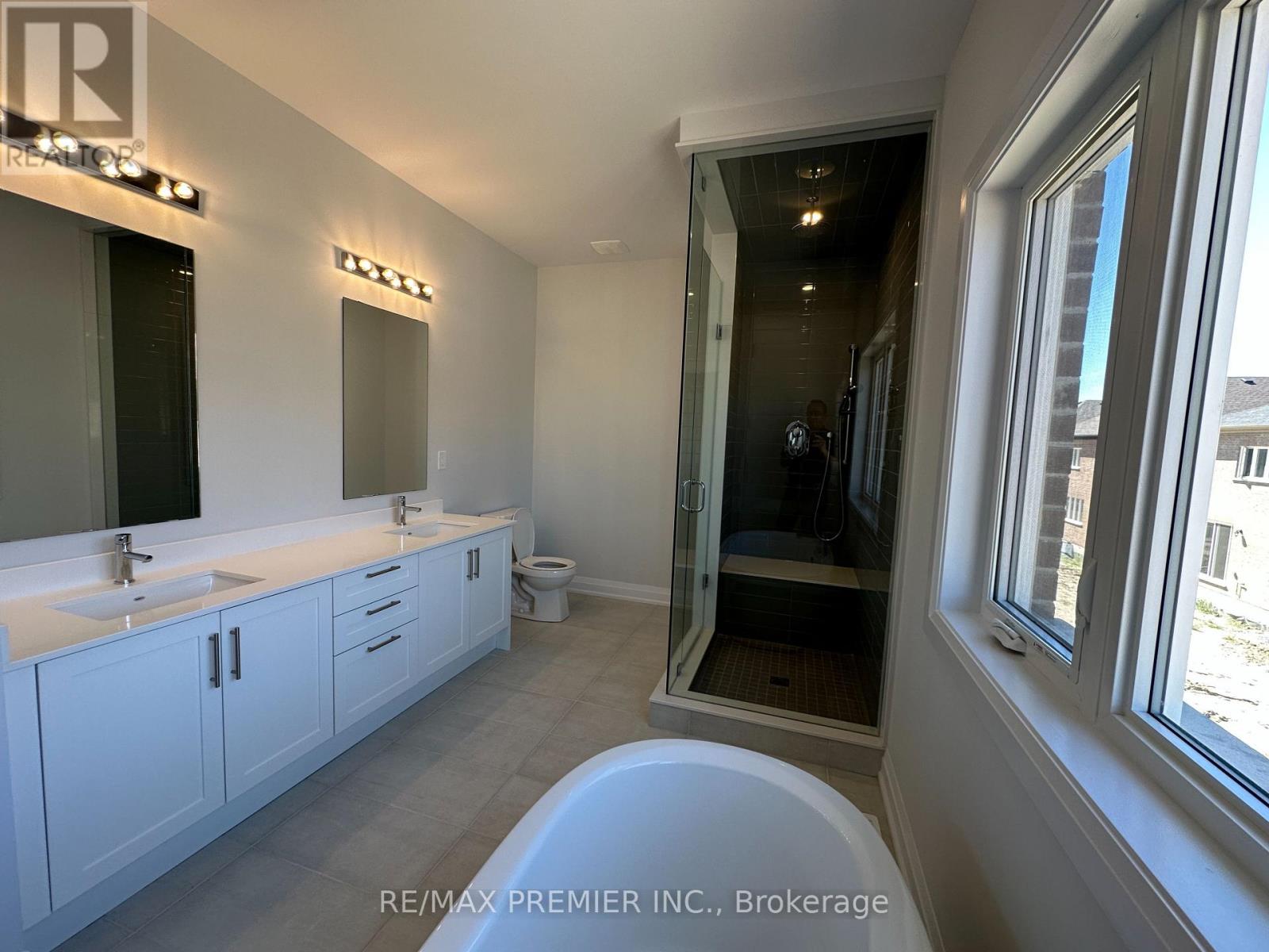 6 La Reine Avenue, Richmond Hill, Ontario  L4E 1N7 - Photo 22 - N12408126