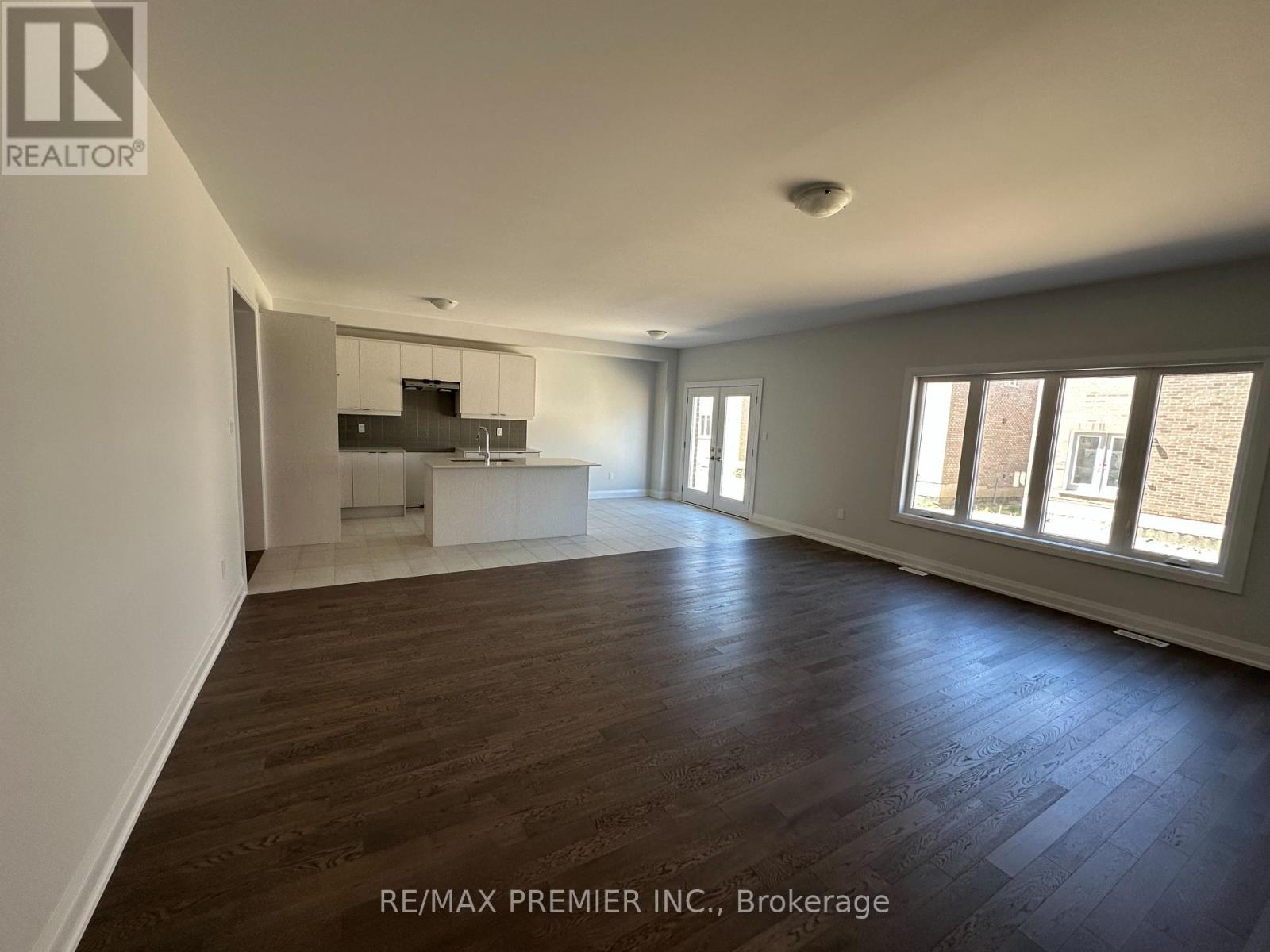 6 La Reine Avenue, Richmond Hill, Ontario  L4E 1N7 - Photo 4 - N12408126