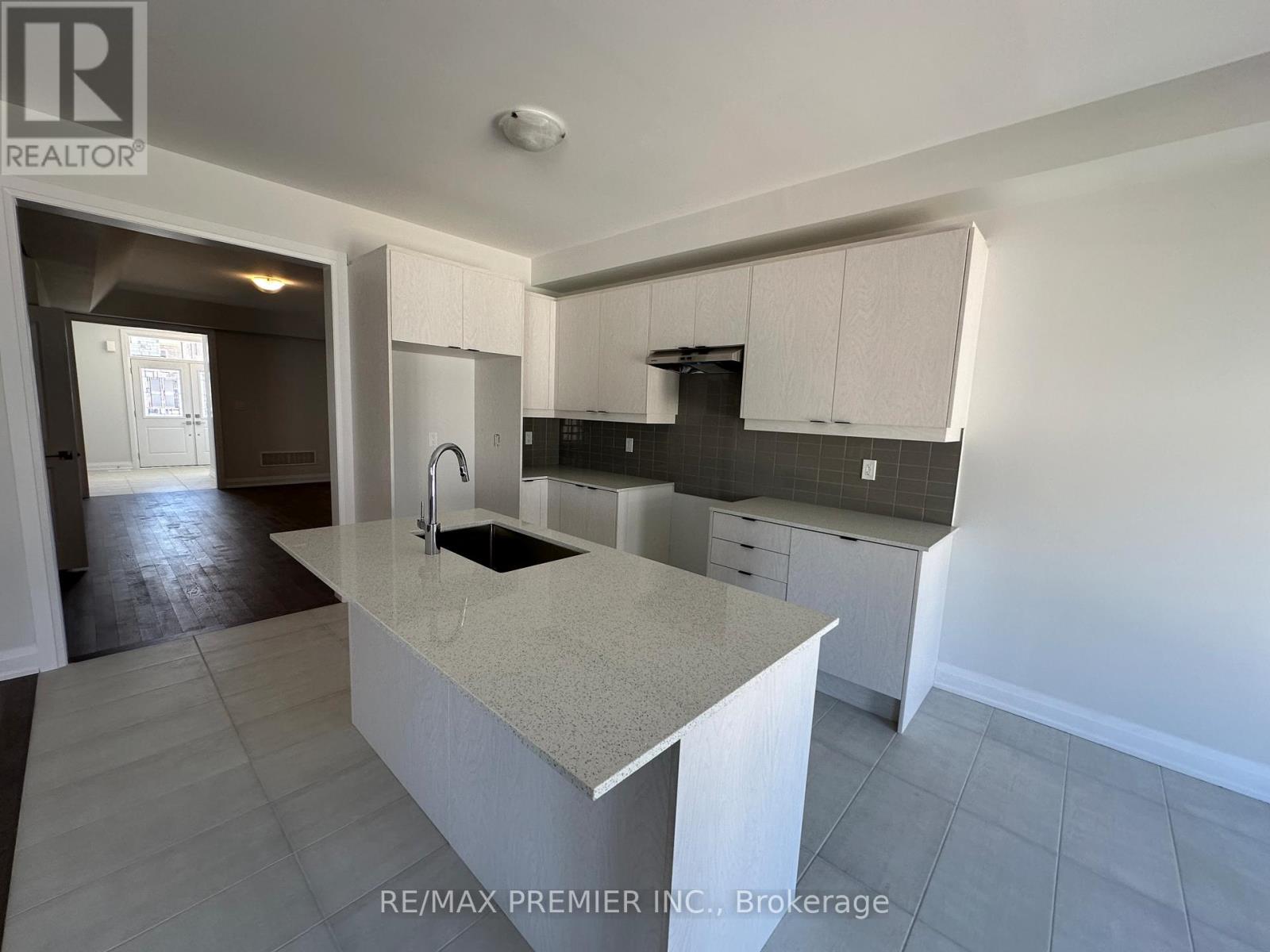 6 La Reine Avenue, Richmond Hill, Ontario  L4E 1N7 - Photo 5 - N12408126