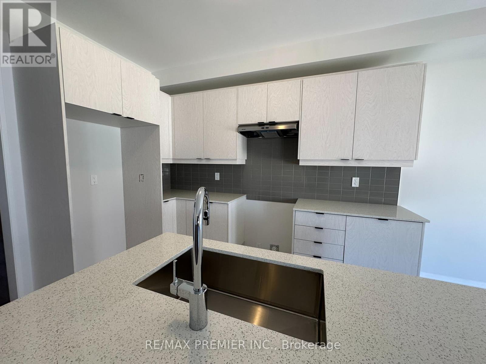 6 La Reine Avenue, Richmond Hill, Ontario  L4E 1N7 - Photo 6 - N12408126