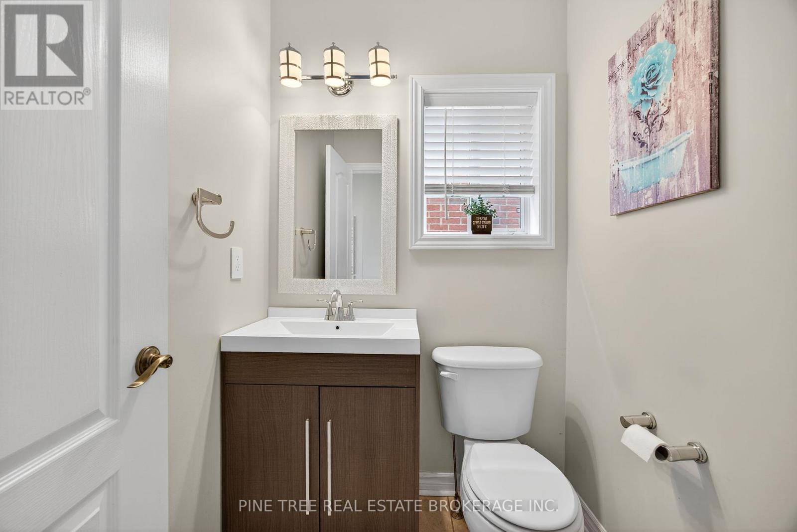 31 Connaught Lane, Barrie, Ontario  L4M 0A6 - Photo 5 - S12408138