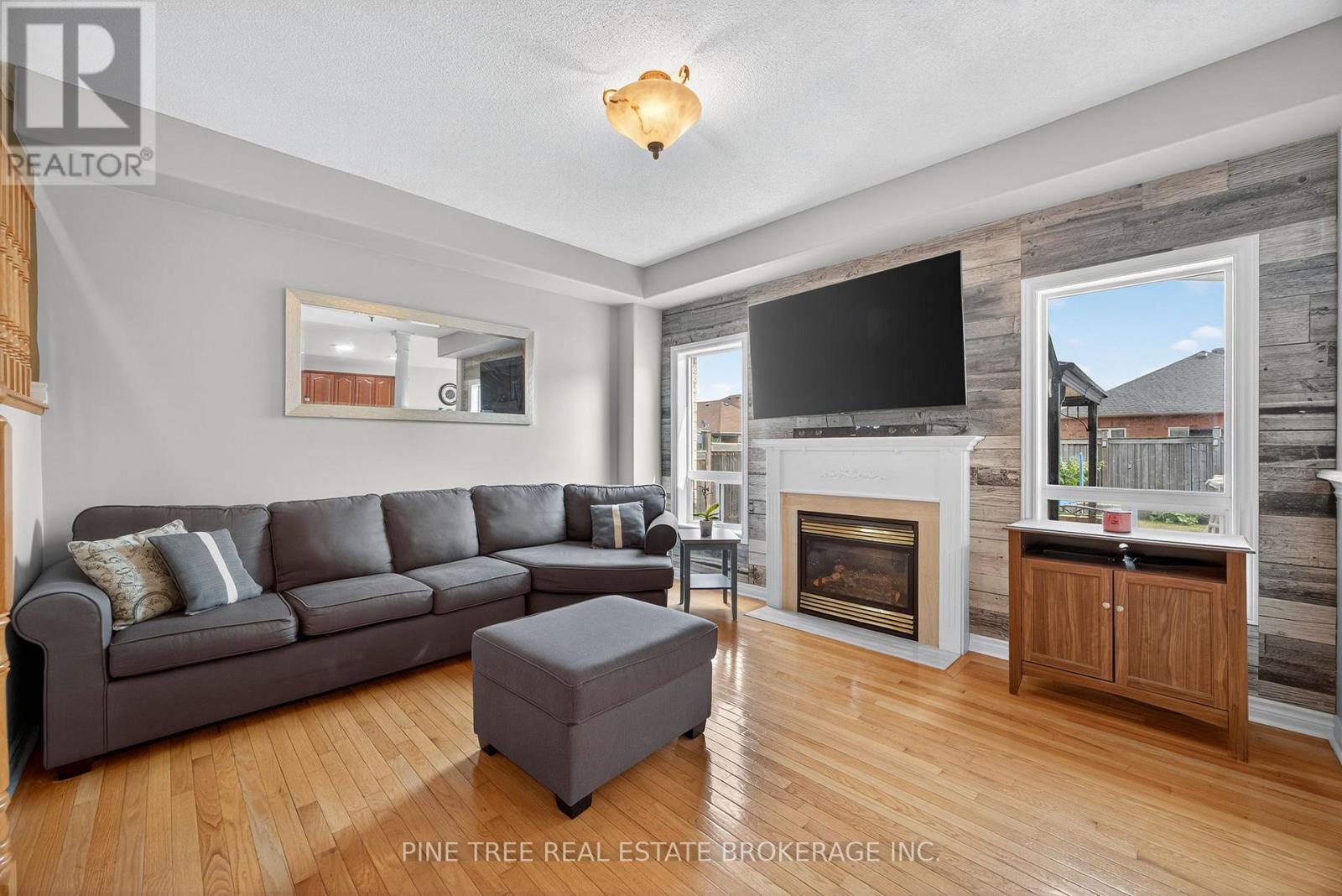31 Connaught Lane, Barrie, Ontario  L4M 0A6 - Photo 9 - S12408138