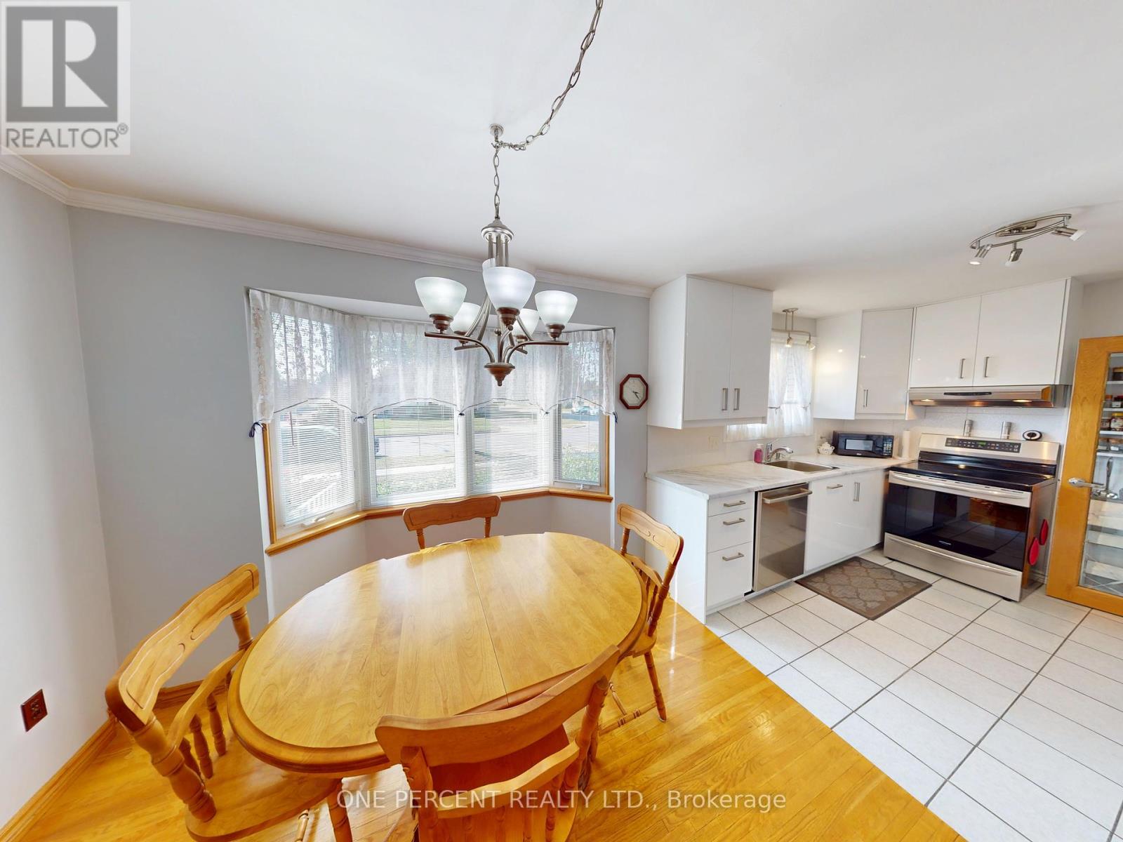 51 Memorial Park Drive, Welland (Lincoln/crowland), Ontario  L3B 1A5 - Photo 4 - X12408122