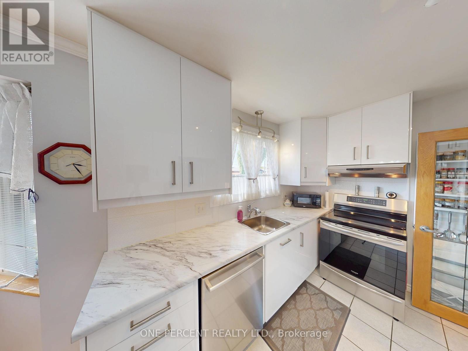 51 Memorial Park Drive, Welland (Lincoln/crowland), Ontario  L3B 1A5 - Photo 6 - X12408122