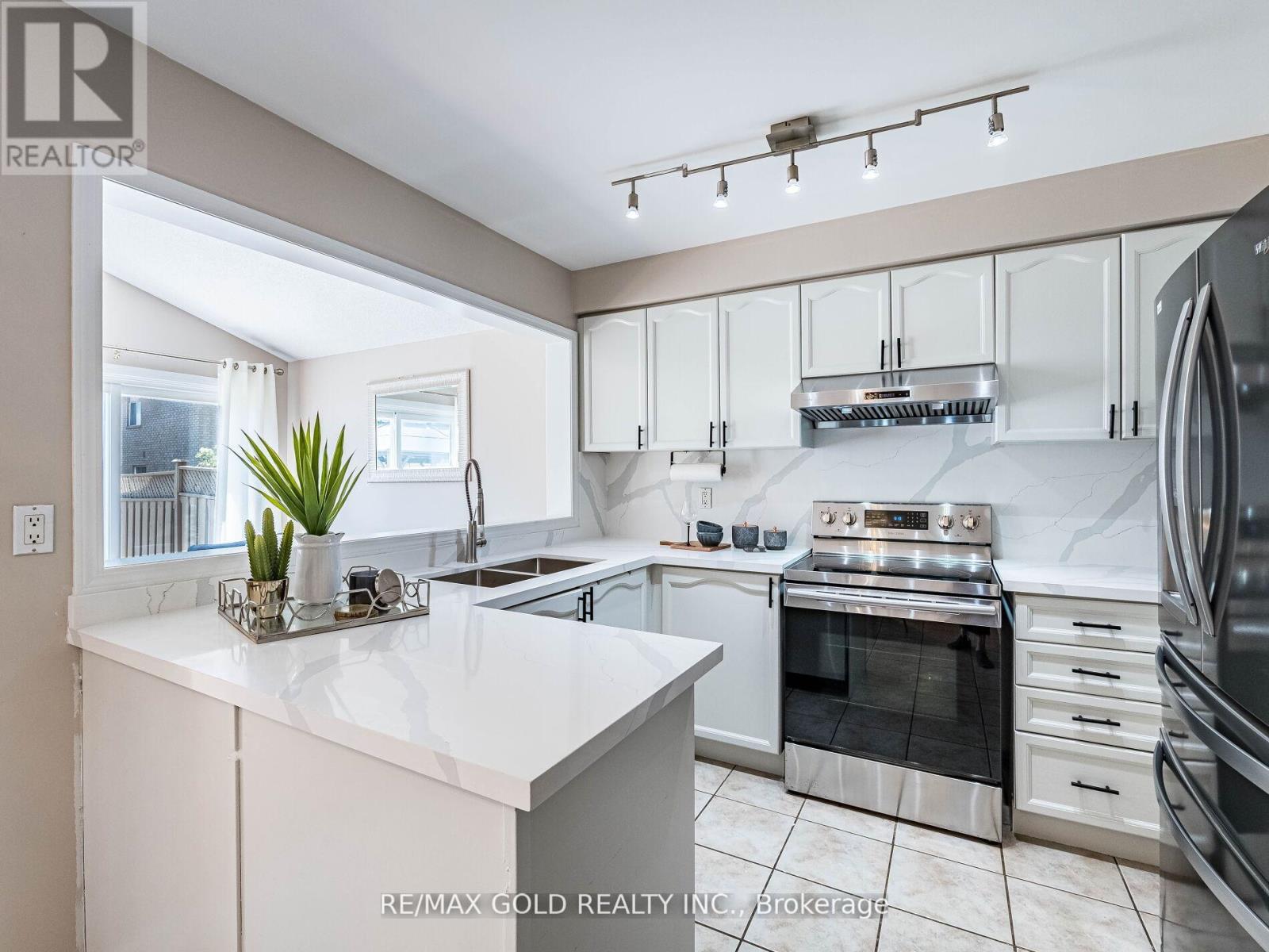 35 Garibaldi Drive, Brampton, Ontario  L6X 4Y7 - Photo 10 - W12408167