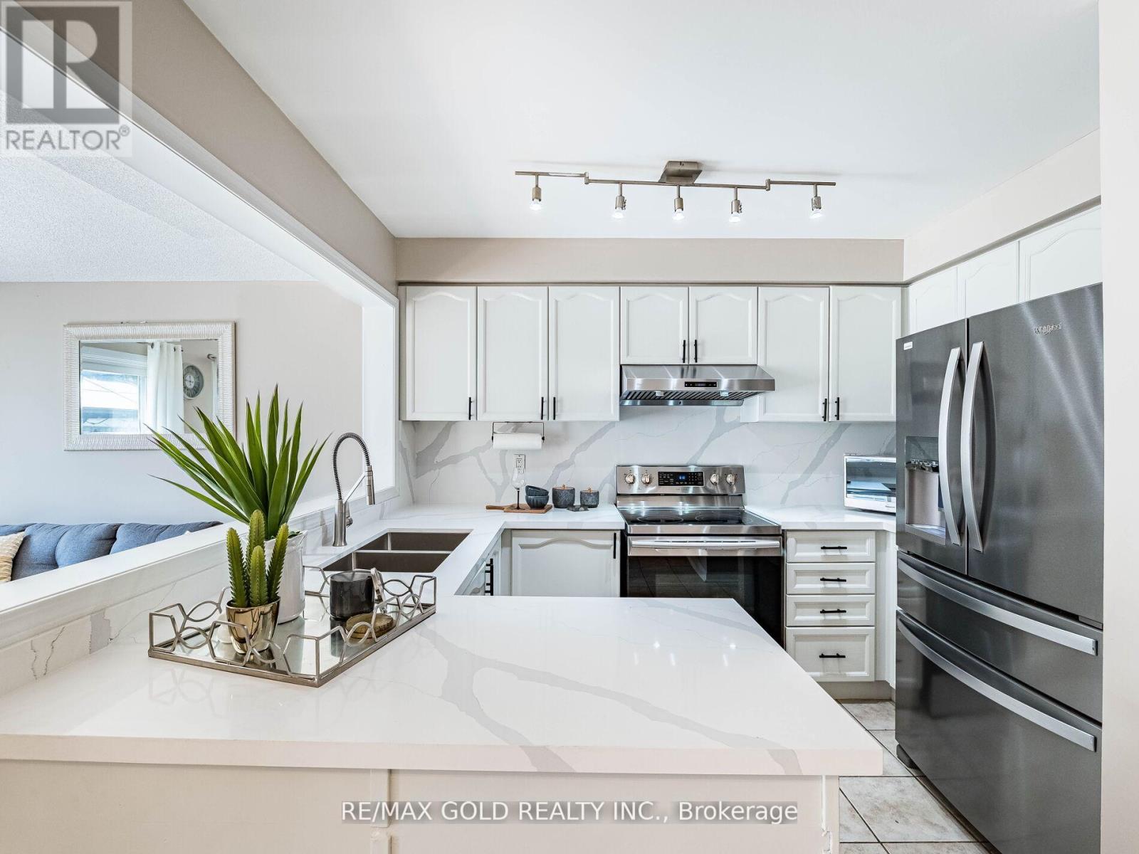 35 Garibaldi Drive, Brampton, Ontario  L6X 4Y7 - Photo 11 - W12408167