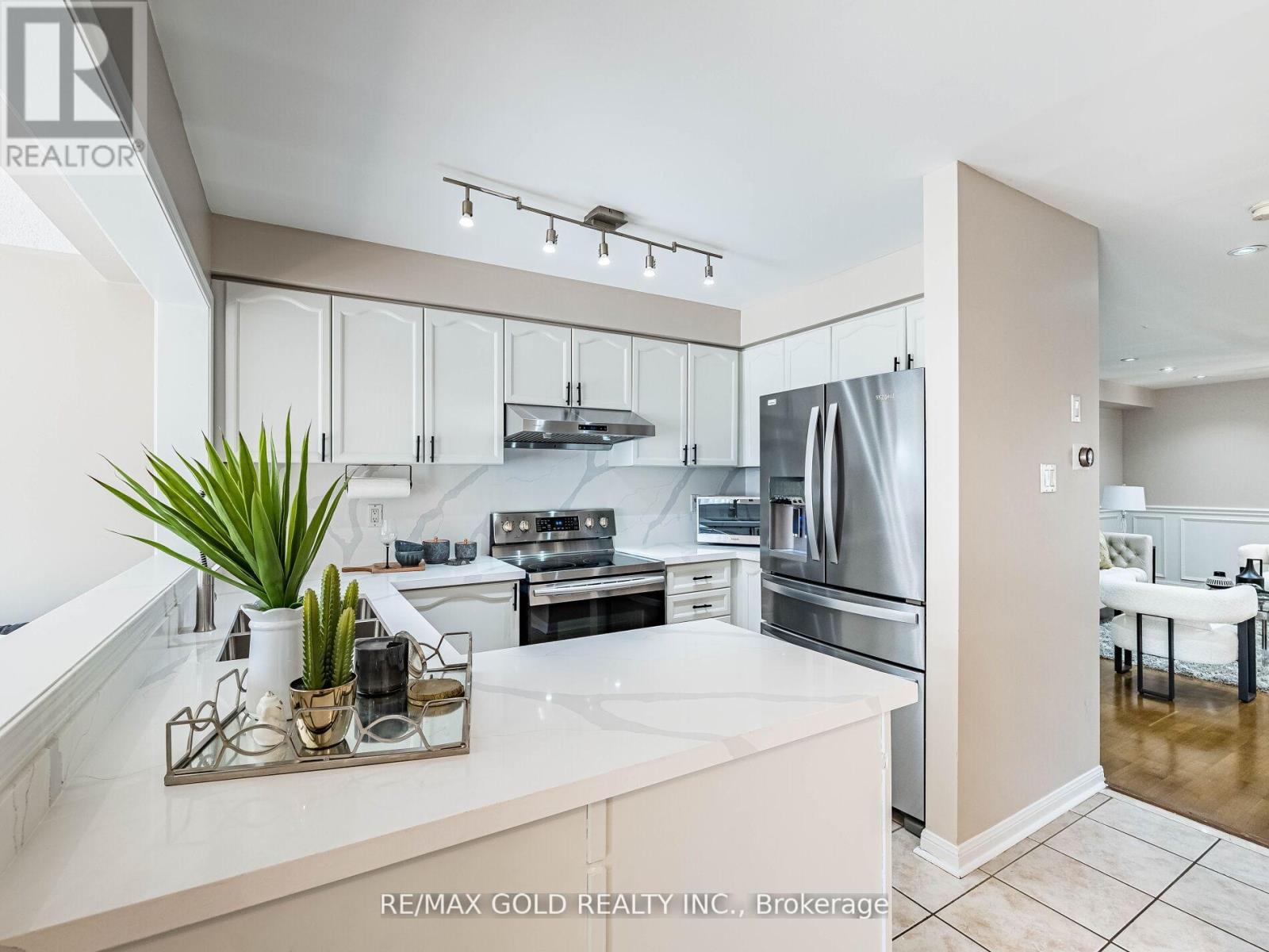 35 Garibaldi Drive, Brampton, Ontario  L6X 4Y7 - Photo 12 - W12408167