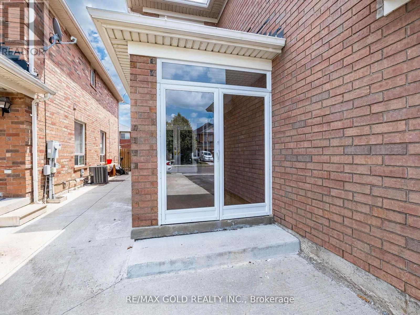 35 Garibaldi Drive, Brampton, Ontario  L6X 4Y7 - Photo 2 - W12408167