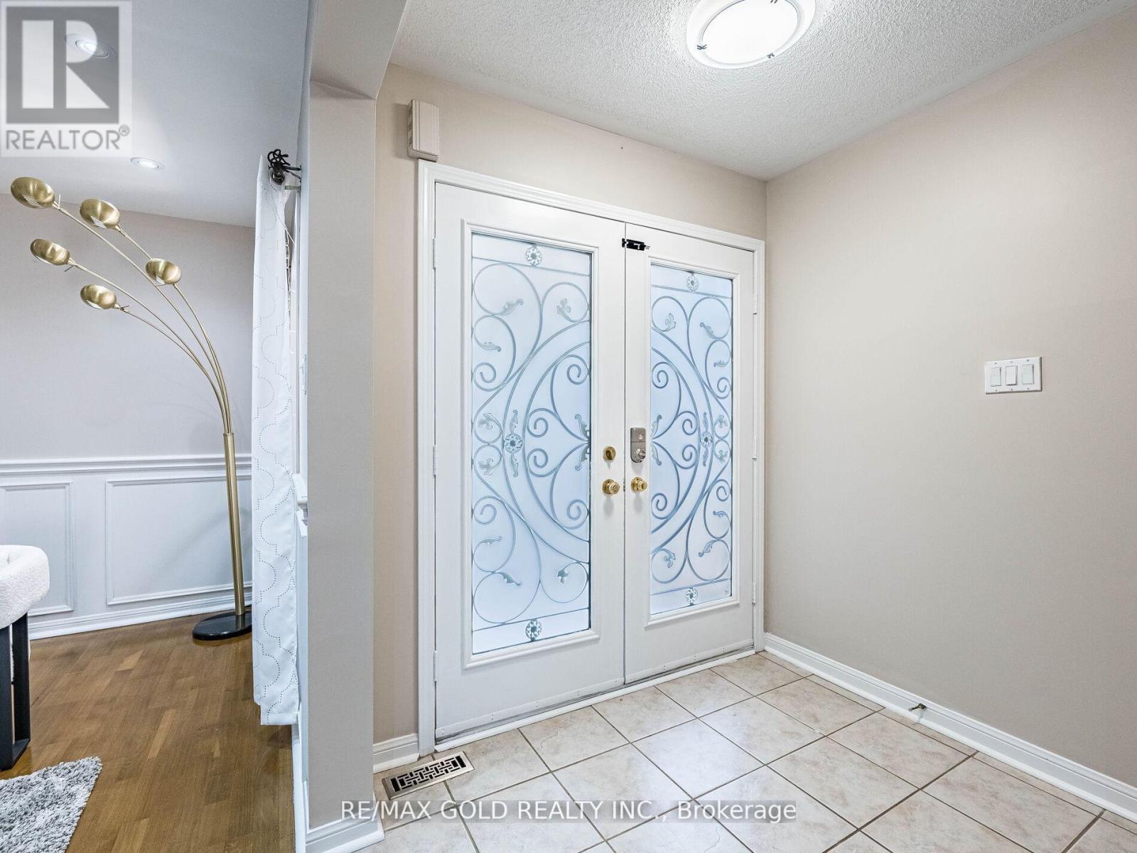 35 Garibaldi Drive, Brampton, Ontario  L6X 4Y7 - Photo 4 - W12408167