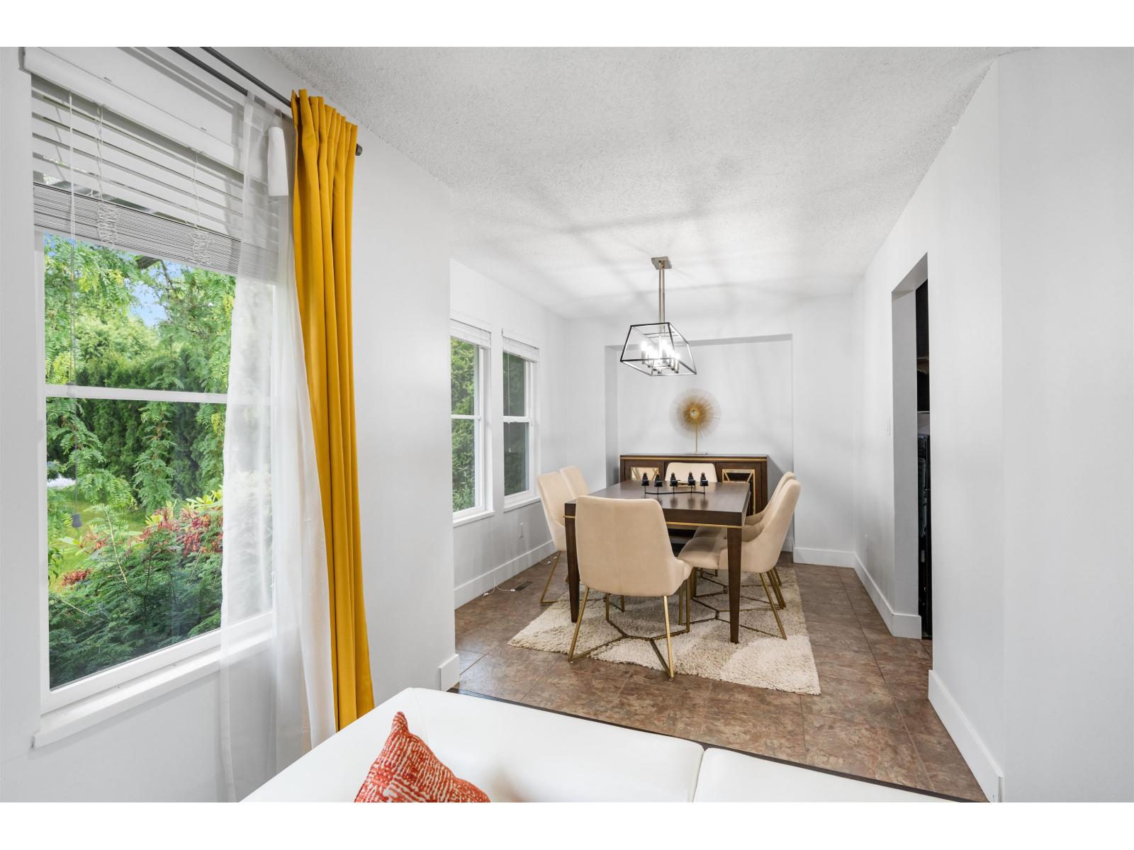 18046 61a Avenue, Surrey, British Columbia  V3S 5X1 - Photo 5 - R3048522