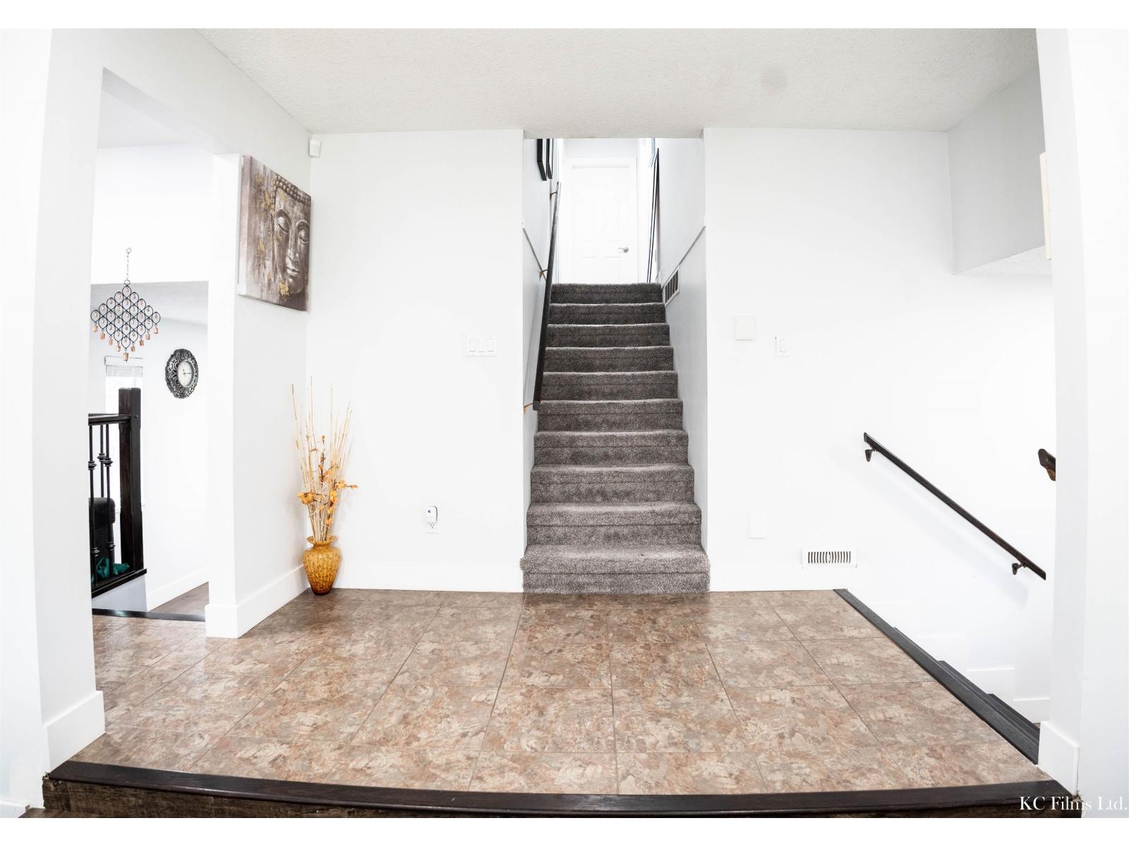 18046 61a Avenue, Surrey, British Columbia  V3S 5X1 - Photo 4 - R3048522