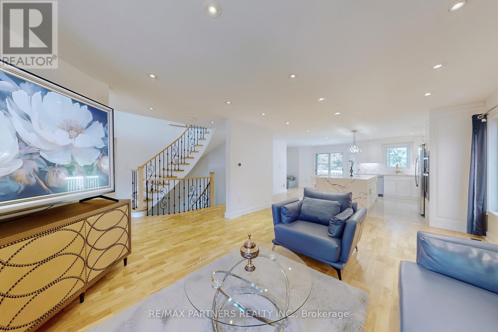 26 Sandfield Drive, Aurora, Ontario  L4G 6R7 - Photo 4 - N12408198
