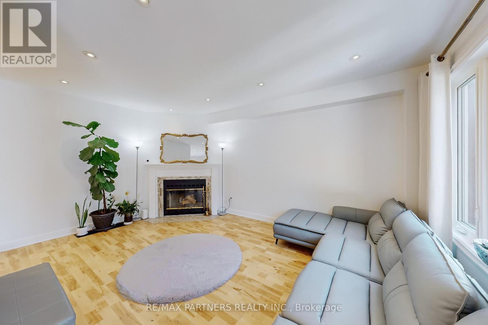 26 Sandfield Drive, Aurora, Ontario  L4G 6R7 - Photo 6 - N12408198