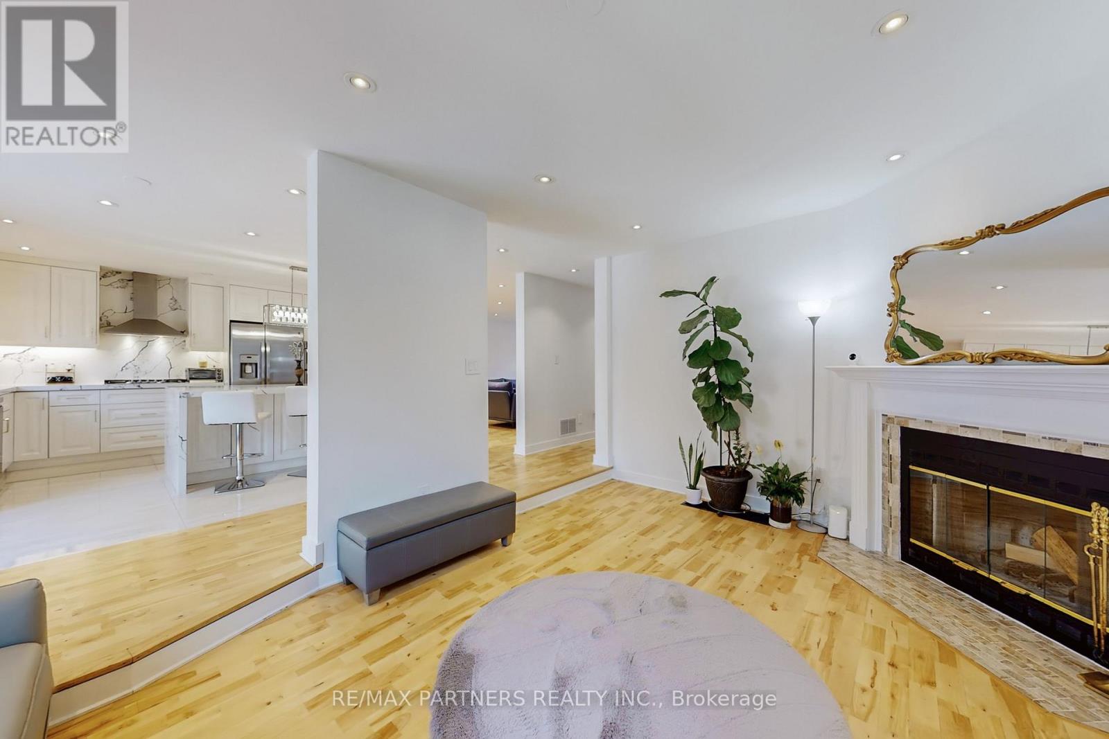 26 Sandfield Drive, Aurora, Ontario  L4G 6R7 - Photo 7 - N12408198