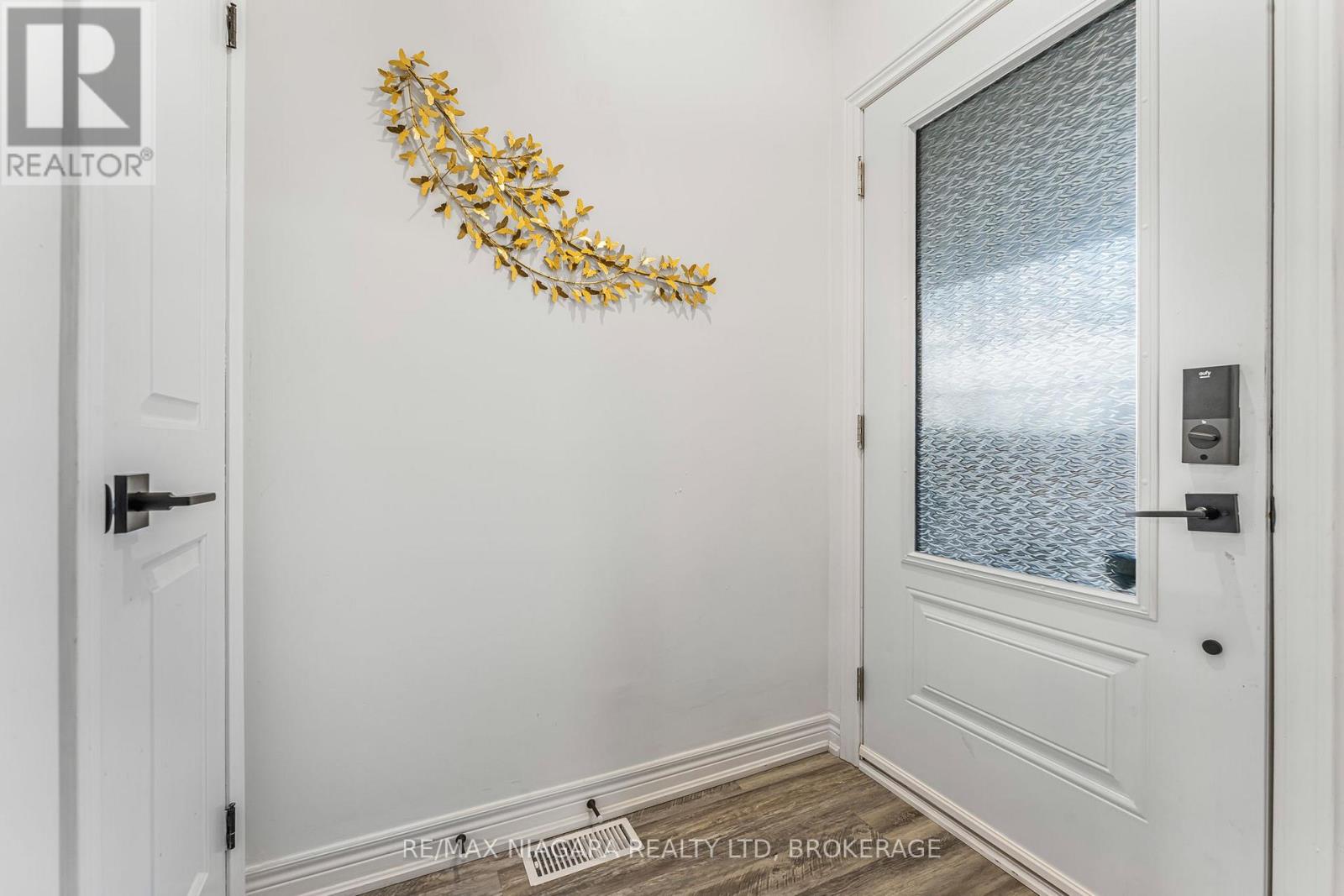 2 Upper - 8196 Mcleod Road, Niagara Falls, Ontario  L2H 3N3 - Photo 4 - X12395696