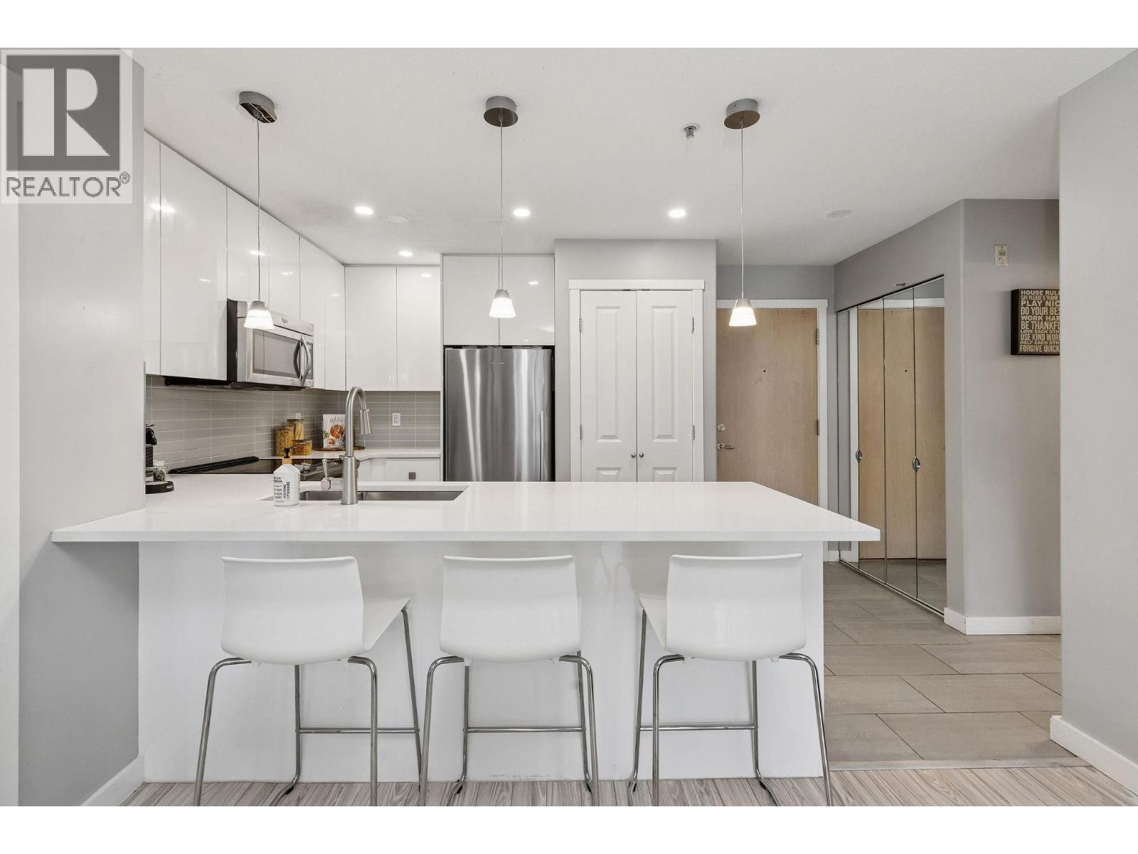 303 3142 St Johns Street, Port Moody, British Columbia  V3H 5E5 - Photo 1 - R3048928