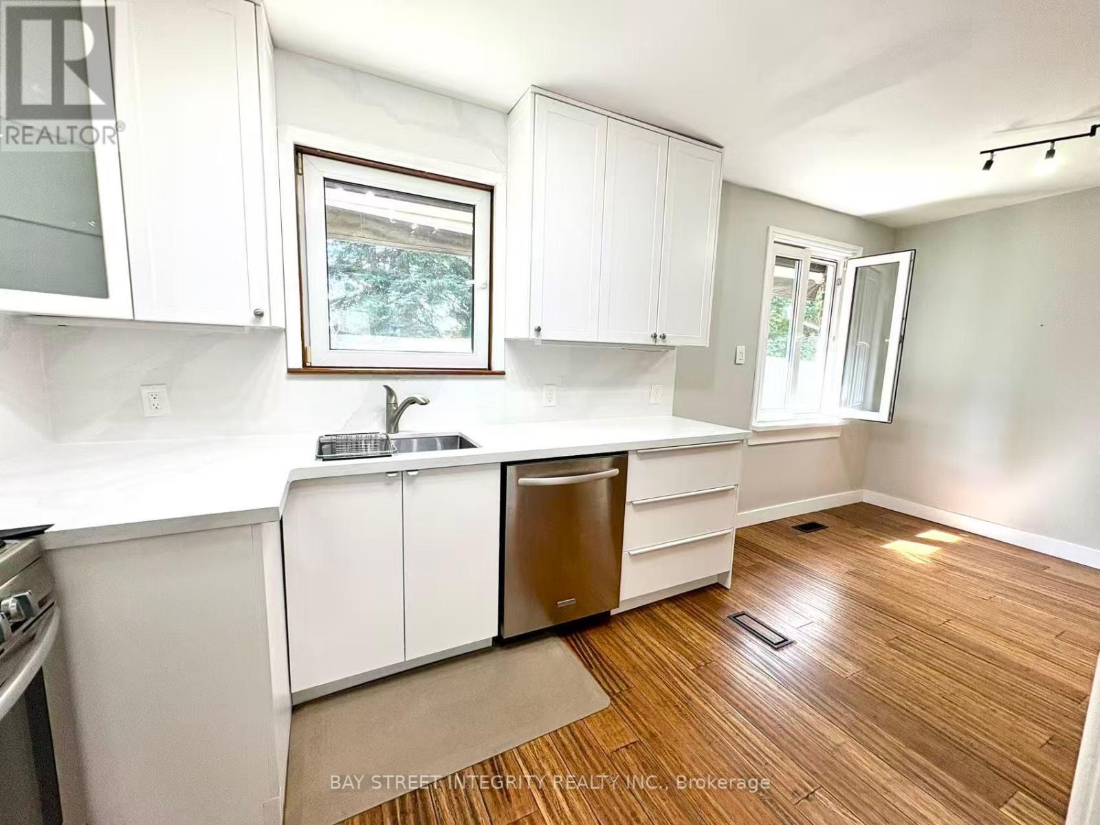 1270 Crossfield Bend, Mississauga, Ontario  L5G 3P4 - Photo 9 - W12408288
