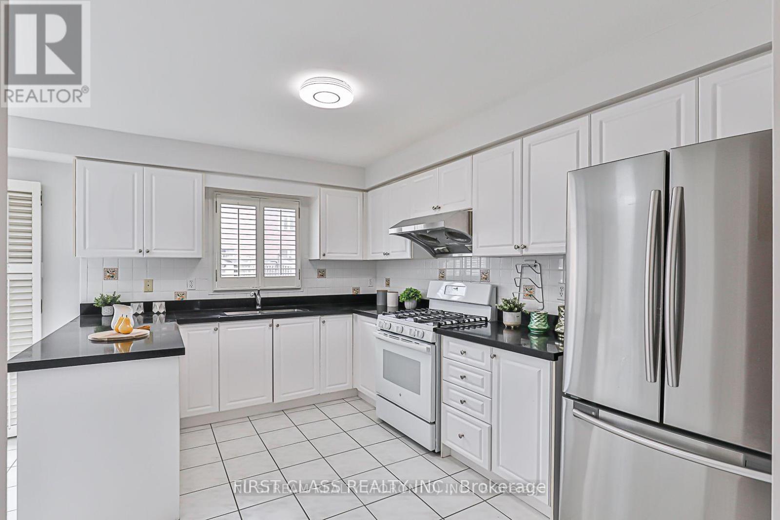 134 Trail Ridge Lane, Markham, Ontario  L6C 2C5 - Photo 7 - N12408328