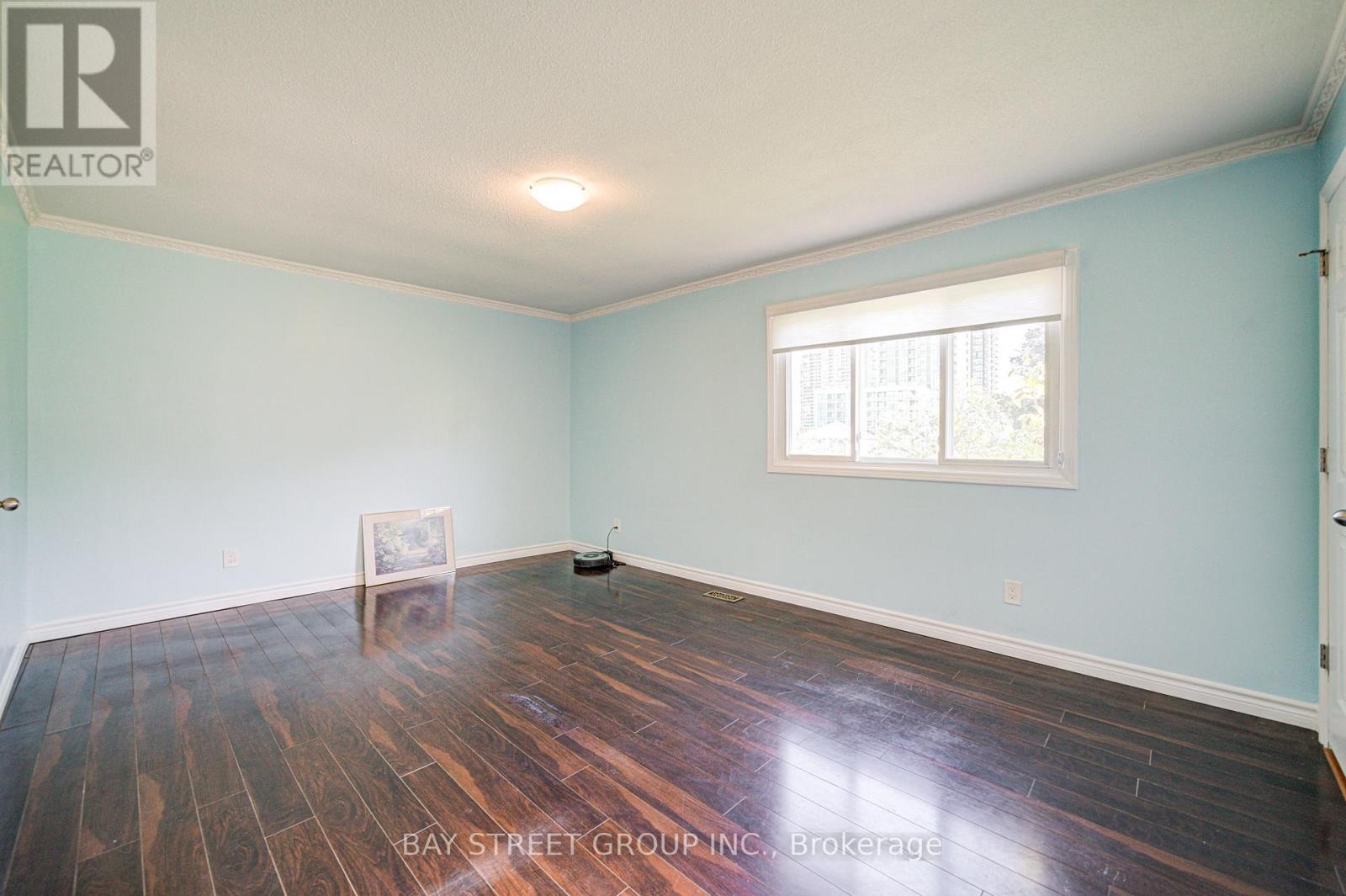 572 Rideau Gate, Mississauga, Ontario  L5B 2W3 - Photo 14 - W12408313