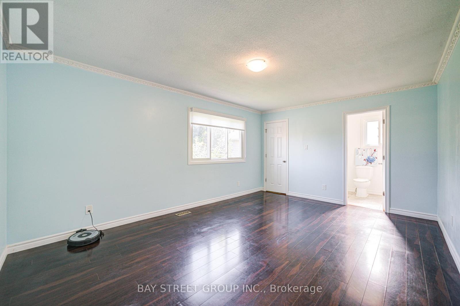 572 Rideau Gate, Mississauga, Ontario  L5B 2W3 - Photo 15 - W12408313