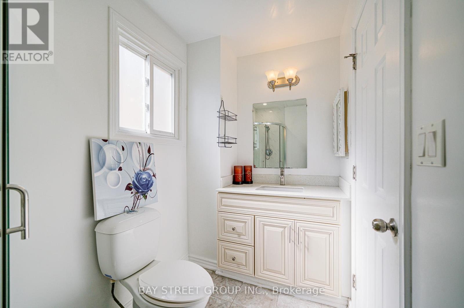 572 Rideau Gate, Mississauga, Ontario  L5B 2W3 - Photo 17 - W12408313