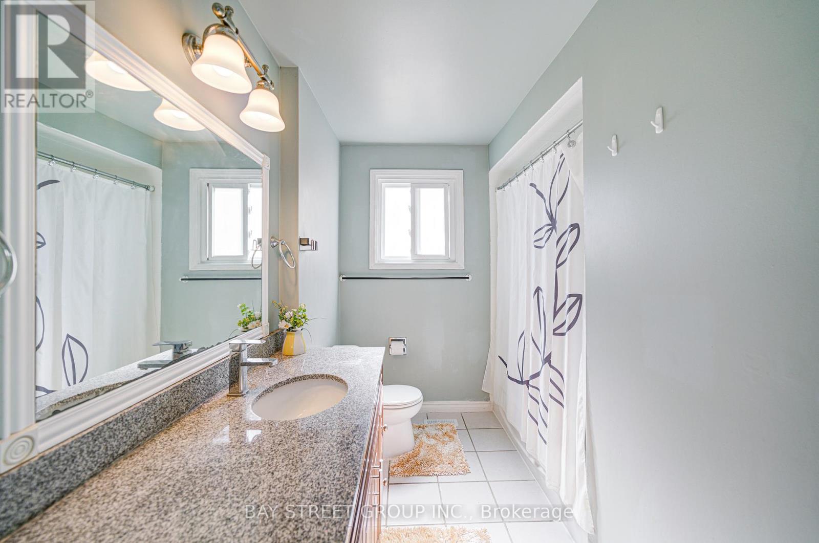 572 Rideau Gate, Mississauga, Ontario  L5B 2W3 - Photo 24 - W12408313
