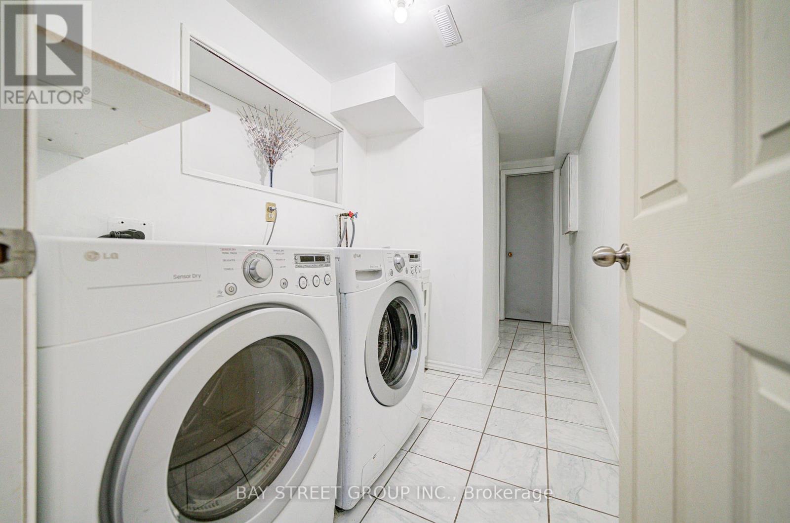 572 Rideau Gate, Mississauga, Ontario  L5B 2W3 - Photo 35 - W12408313
