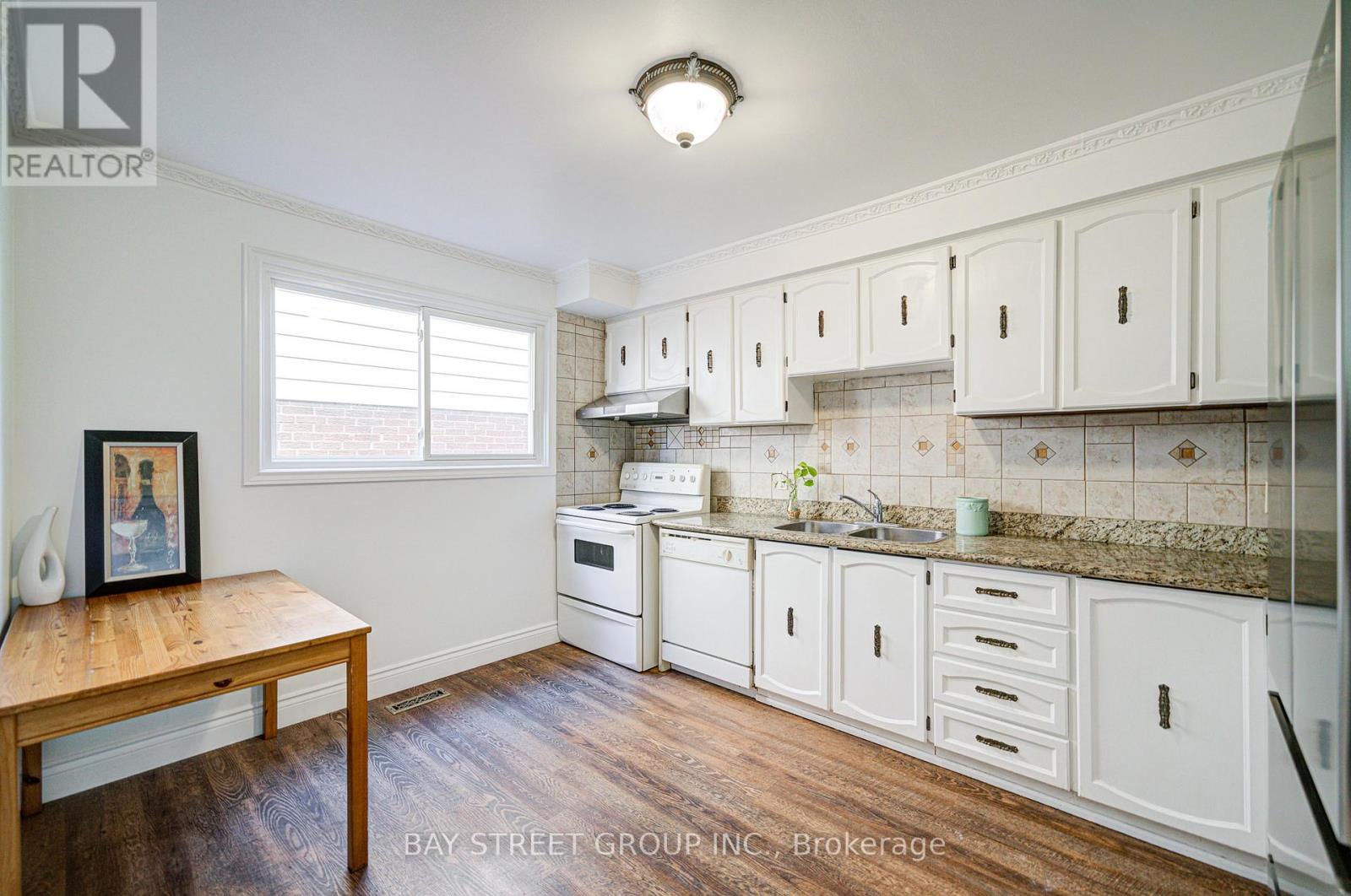 572 Rideau Gate, Mississauga, Ontario  L5B 2W3 - Photo 7 - W12408313