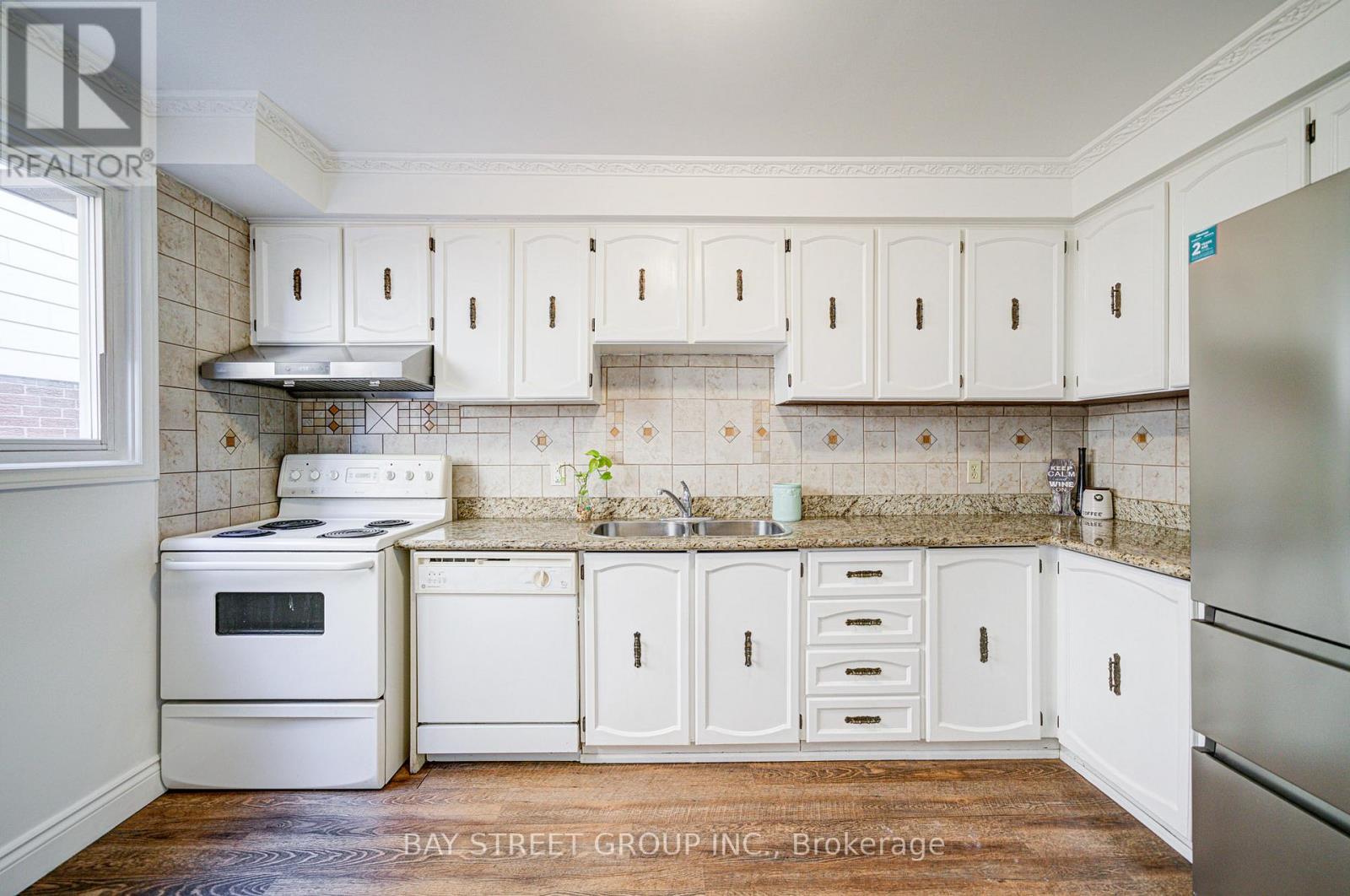 572 Rideau Gate, Mississauga, Ontario  L5B 2W3 - Photo 8 - W12408313