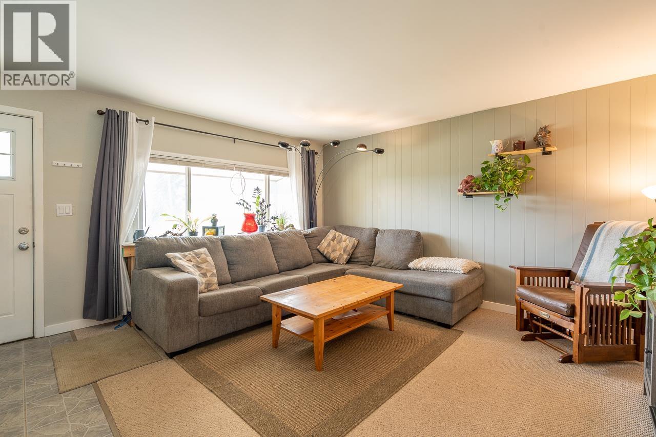 260 Dogwood Avenue, 100 Mile House, British Columbia  V0K 2E0 - Photo 3 - R3048955