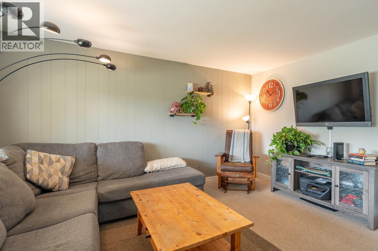 260 Dogwood Avenue, 100 Mile House, British Columbia  V0K 2E0 - Photo 4 - R3048955
