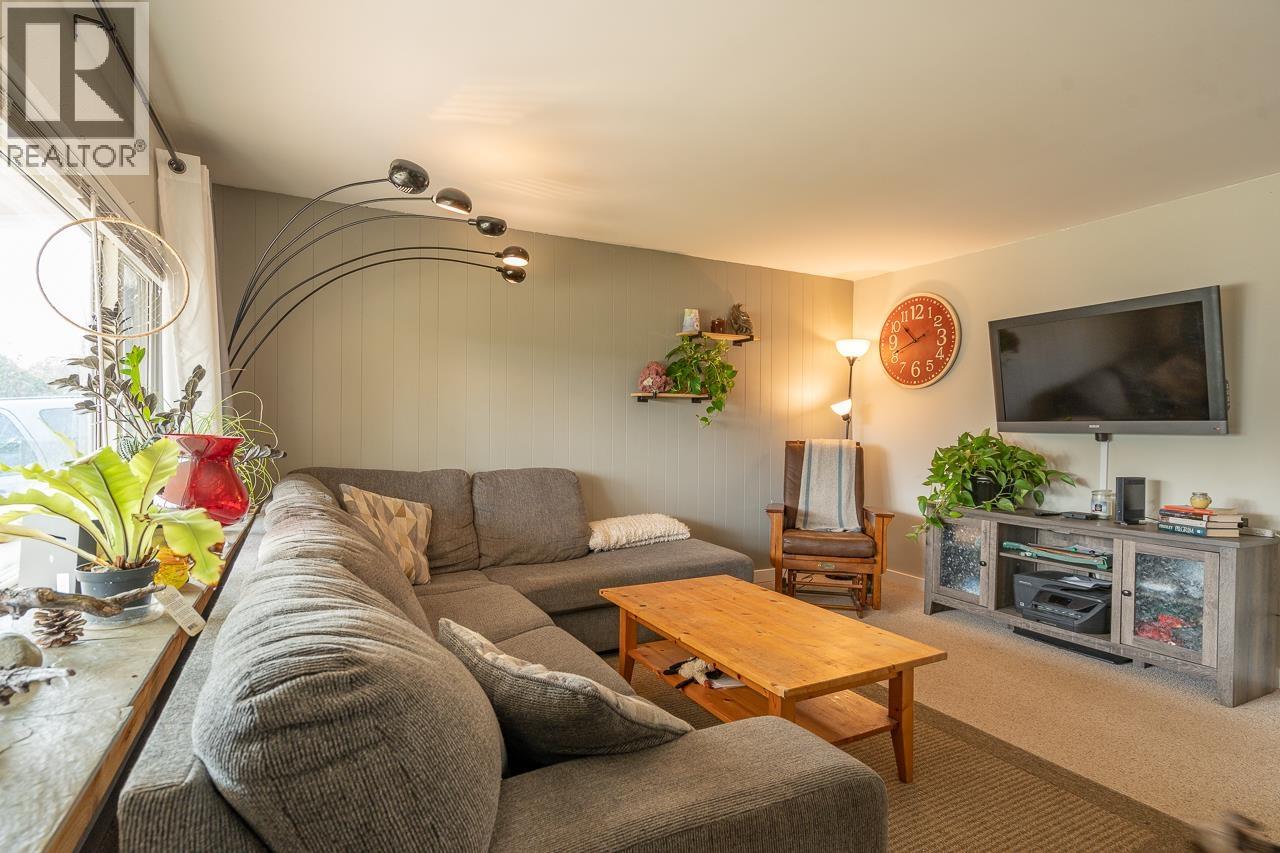 260 Dogwood Avenue, 100 Mile House, British Columbia  V0K 2E0 - Photo 5 - R3048955