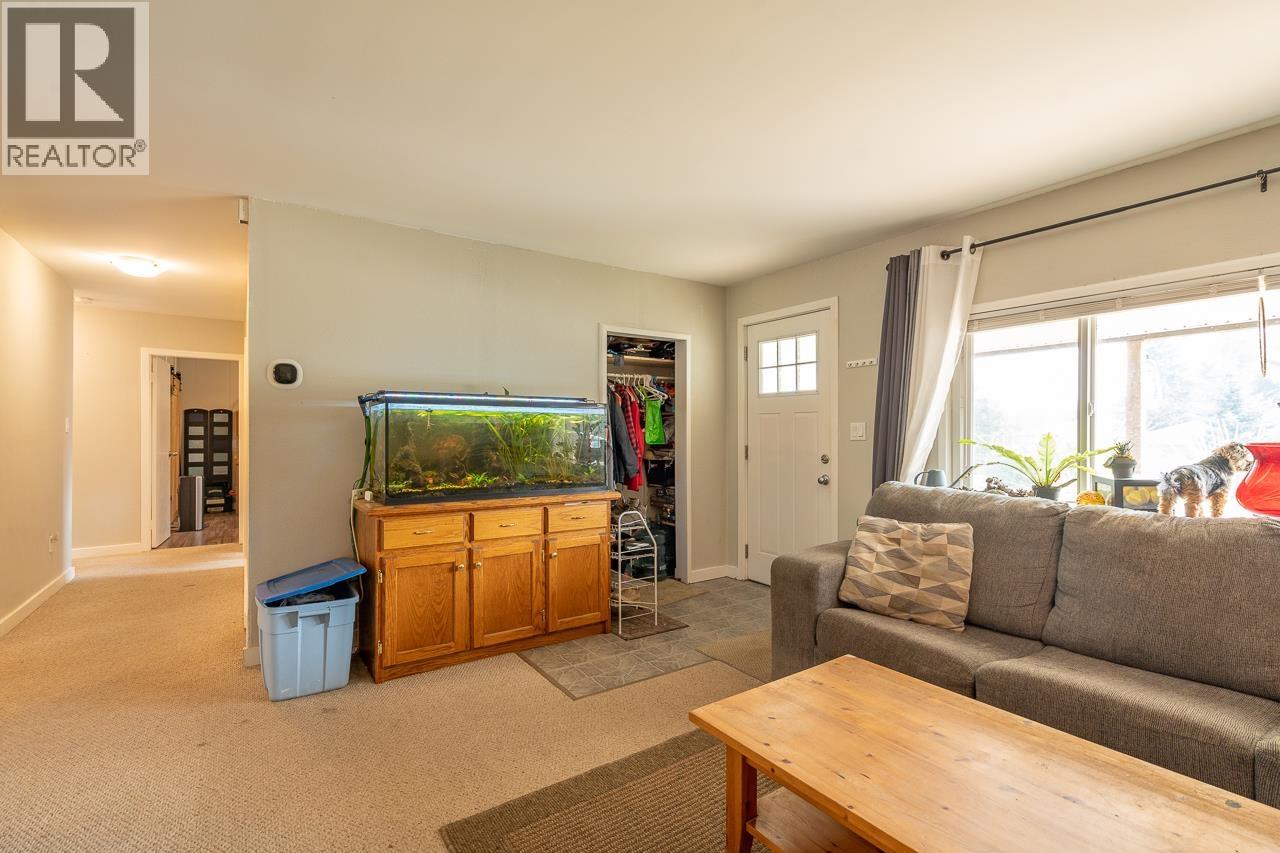 260 Dogwood Avenue, 100 Mile House, British Columbia  V0K 2E0 - Photo 8 - R3048955