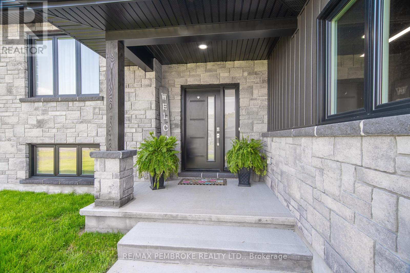 45 Liam Street, Petawawa, Ontario  K8H 0G7 - Photo 2 - X12408378