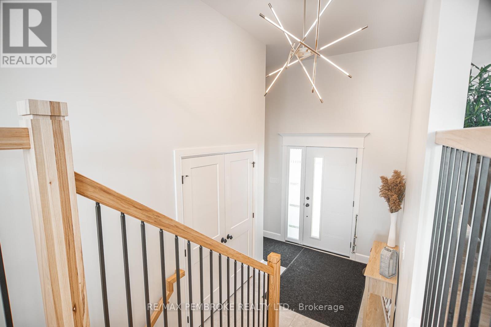 45 Liam Street, Petawawa, Ontario  K8H 0G7 - Photo 4 - X12408378
