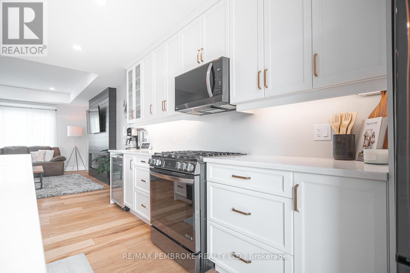 45 Liam Street, Petawawa, Ontario  K8H 0G7 - Photo 6 - X12408378
