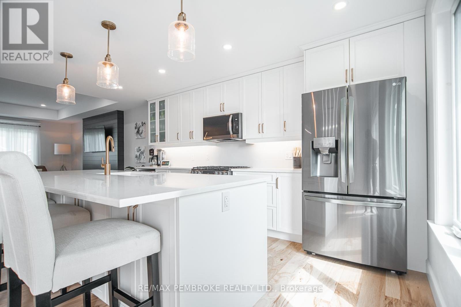 45 Liam Street, Petawawa, Ontario  K8H 0G7 - Photo 7 - X12408378