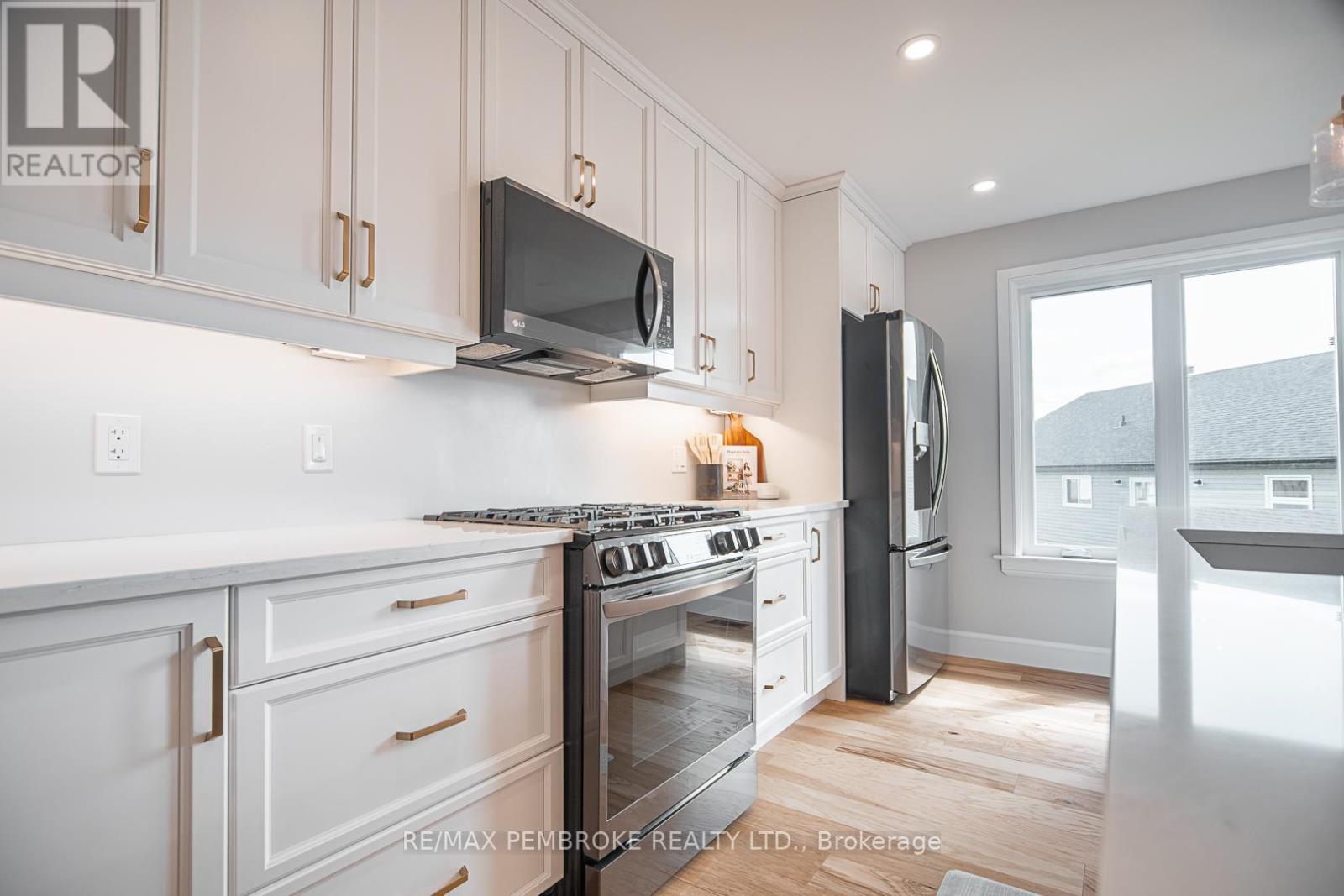 45 Liam Street, Petawawa, Ontario  K8H 0G7 - Photo 8 - X12408378