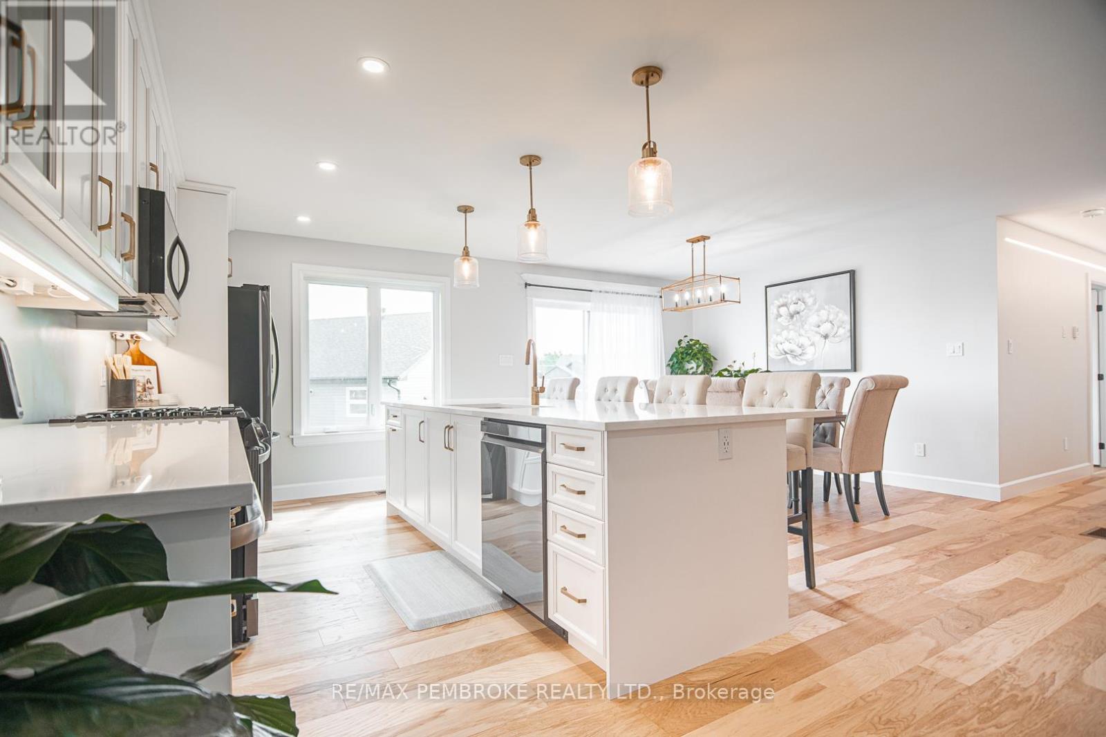 45 Liam Street, Petawawa, Ontario  K8H 0G7 - Photo 9 - X12408378