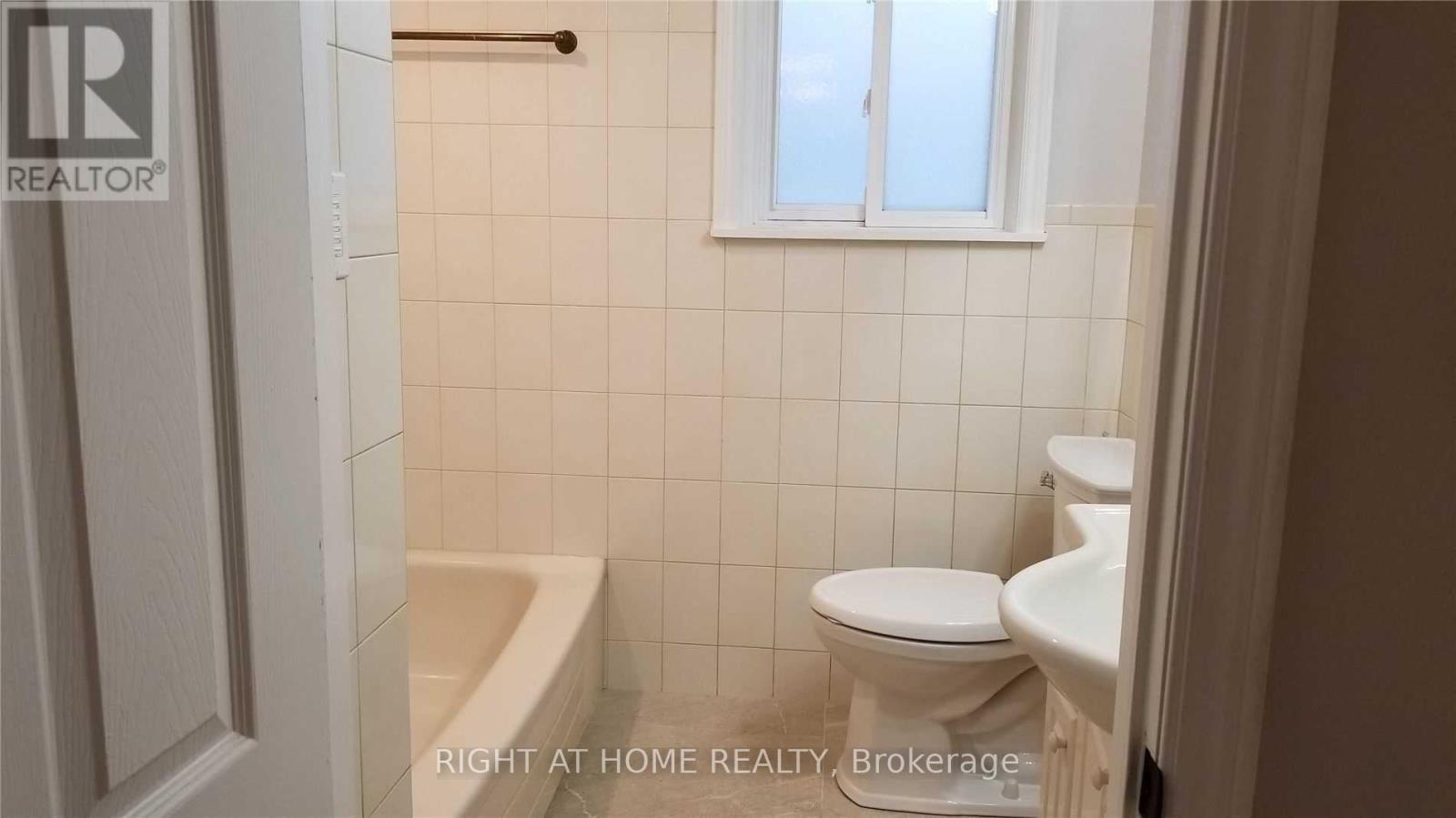 Main Floor - 409 Marybay Crescent, Richmond Hill, Ontario  L4C 2X5 - Photo 11 - N12408338