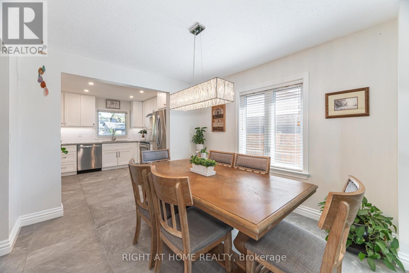 4 Cantrill Court, Brampton, Ontario  L6Z 1A3 - Photo 12 - W12408384
