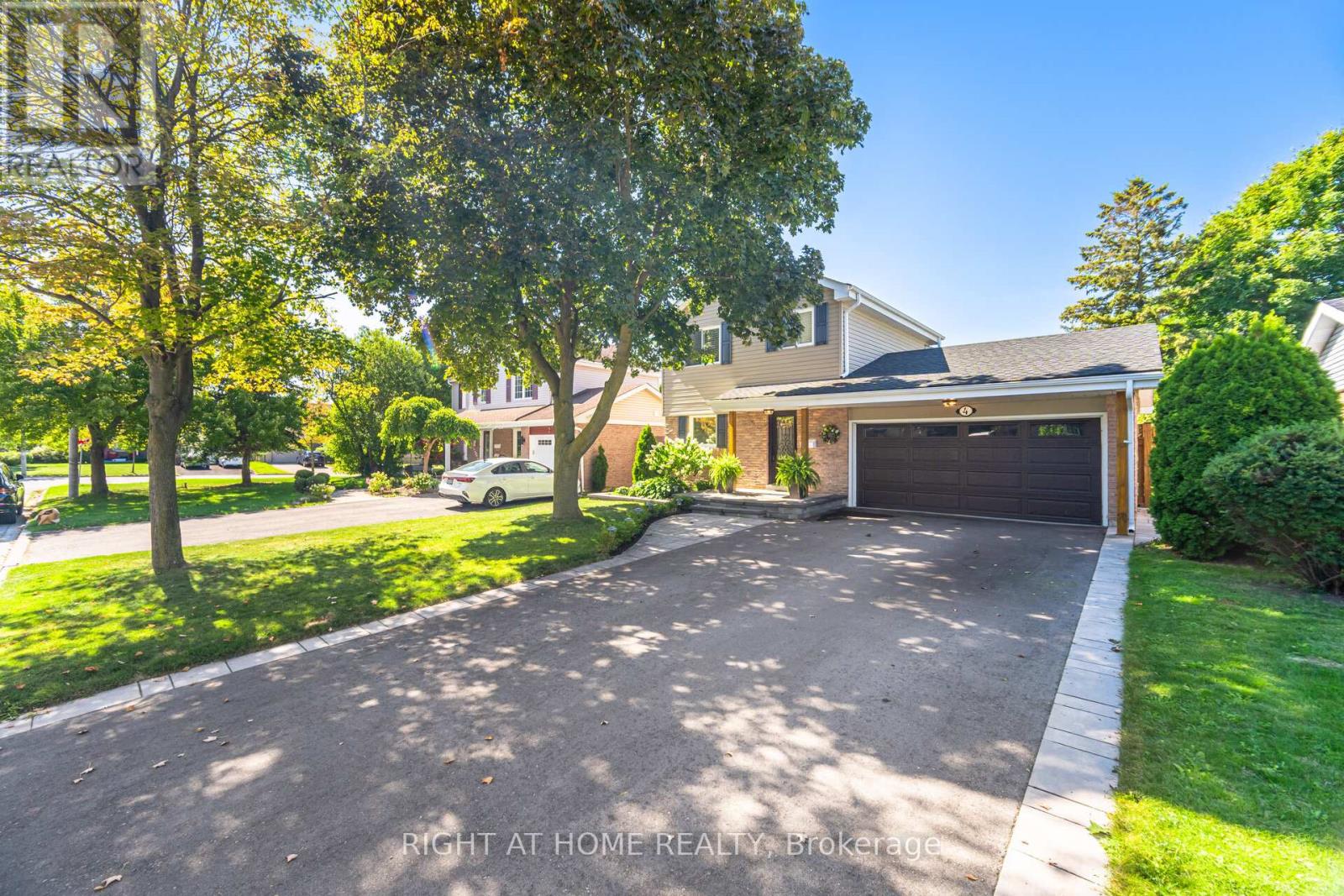 4 Cantrill Court, Brampton, Ontario  L6Z 1A3 - Photo 4 - W12408384