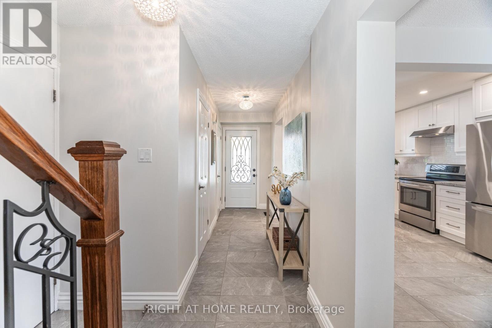 4 Cantrill Court, Brampton, Ontario  L6Z 1A3 - Photo 5 - W12408384